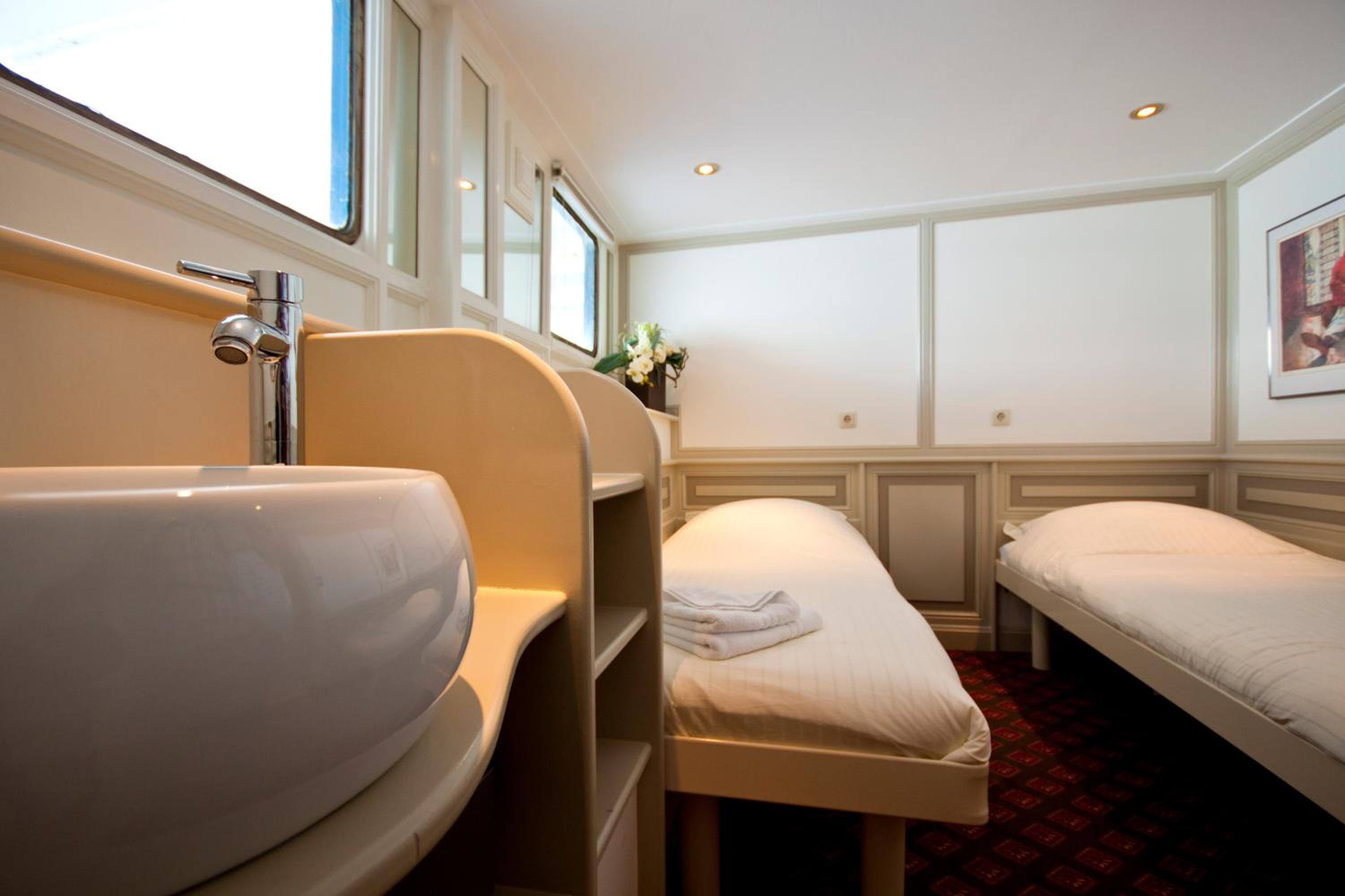 Twin Room with Lake View photo 3