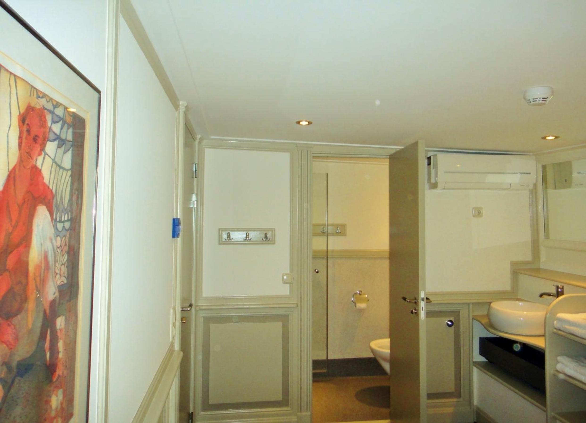 Single Room with Private Bathroom photo 2