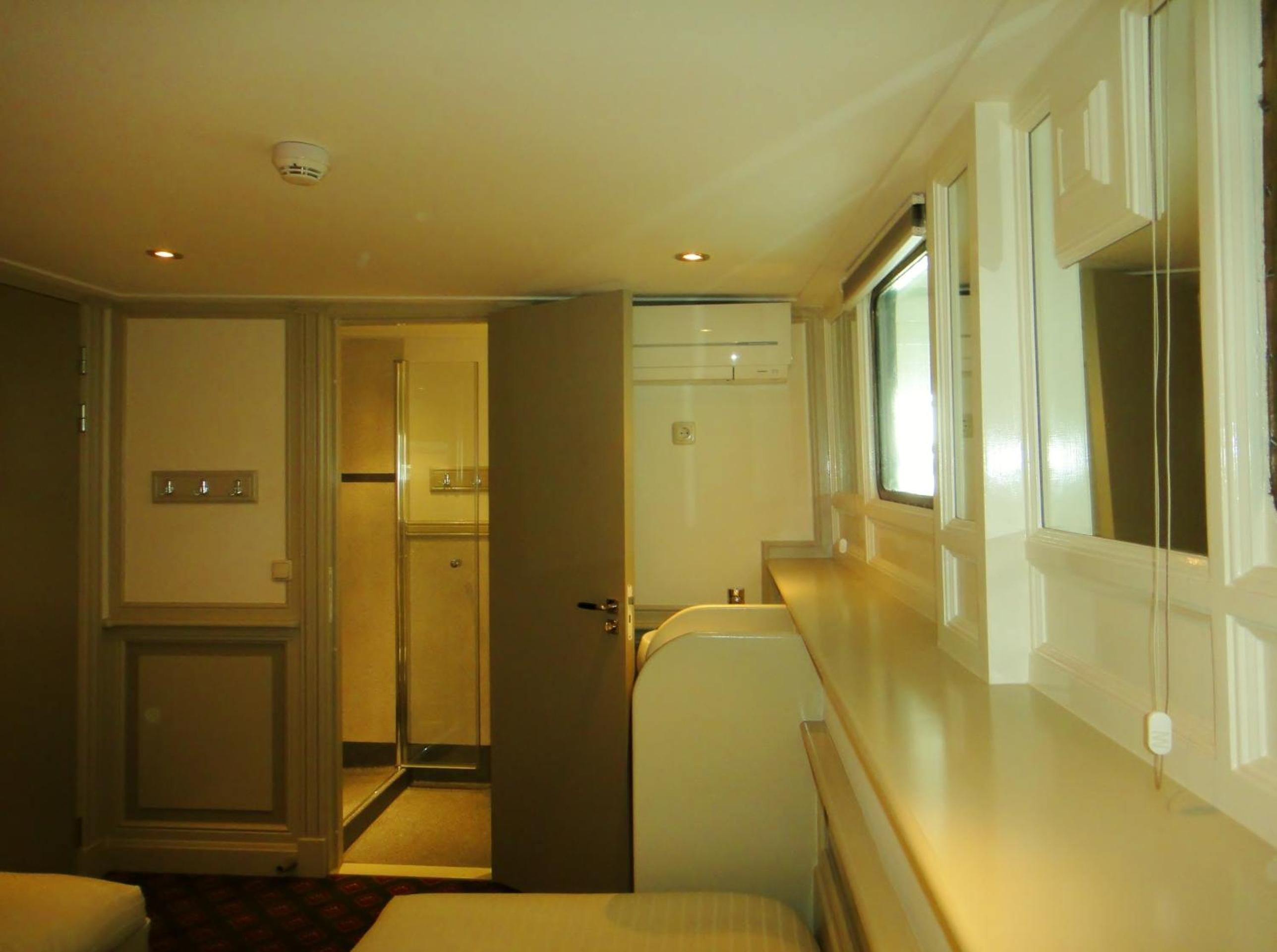 Twin Room with Lake View photo 2