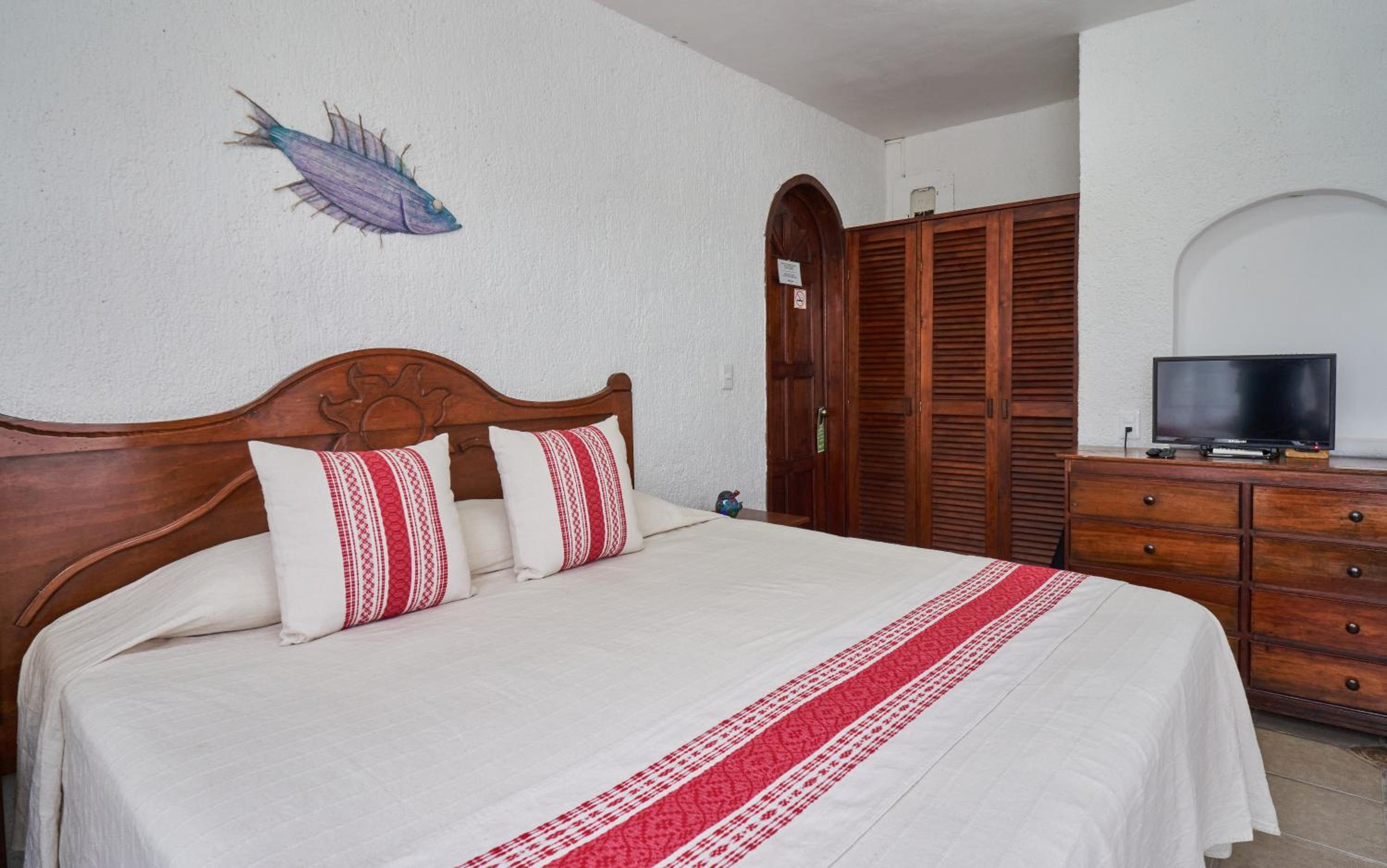 Deluxe King Room - Non-Smoking - Photo 3
