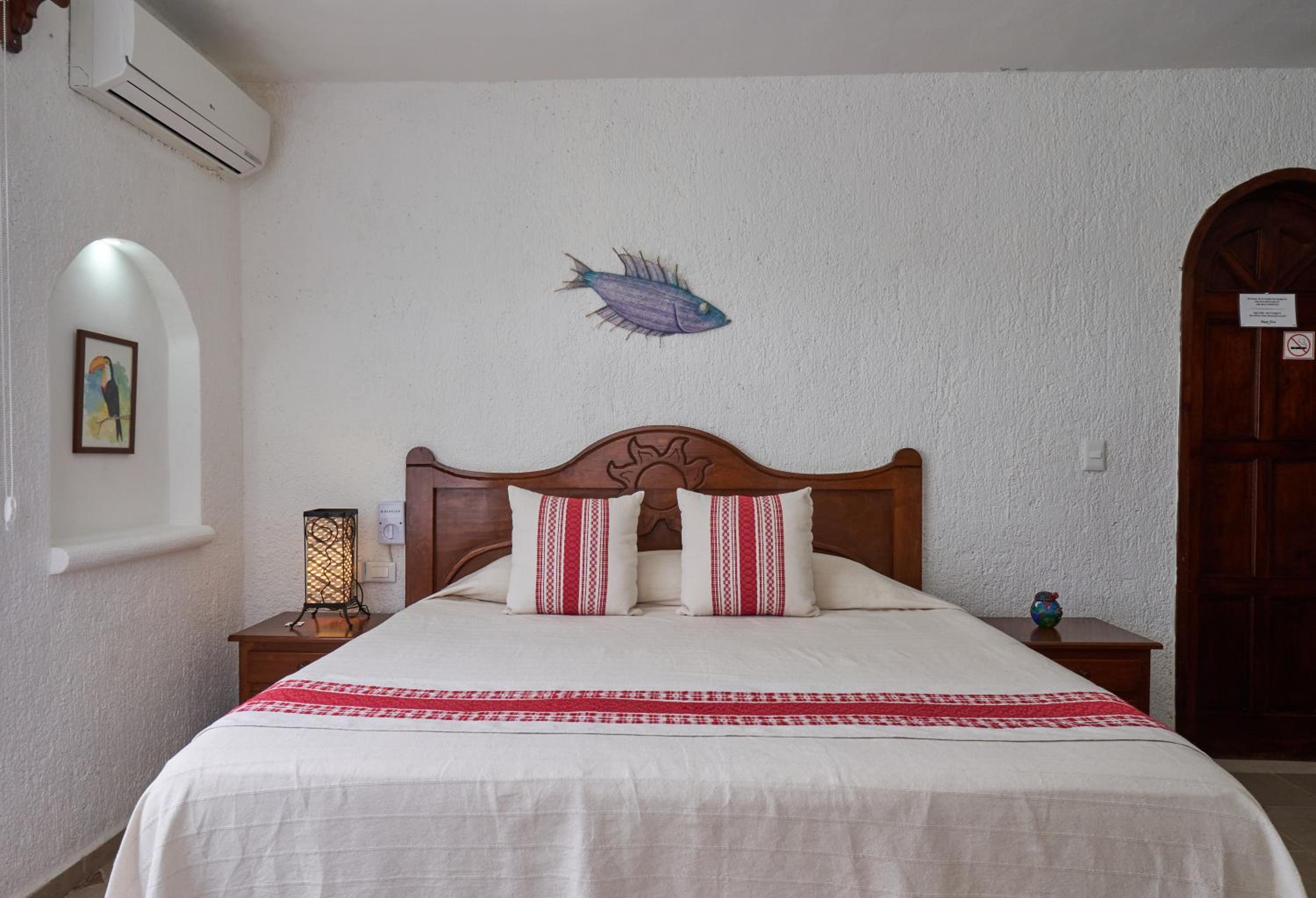Deluxe King Room - Non-Smoking - Photo 6