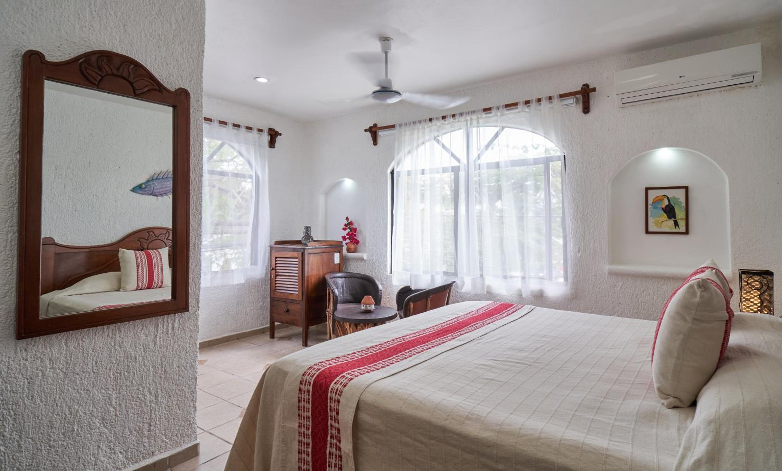 Deluxe King Room - Non-Smoking - Photo 2
