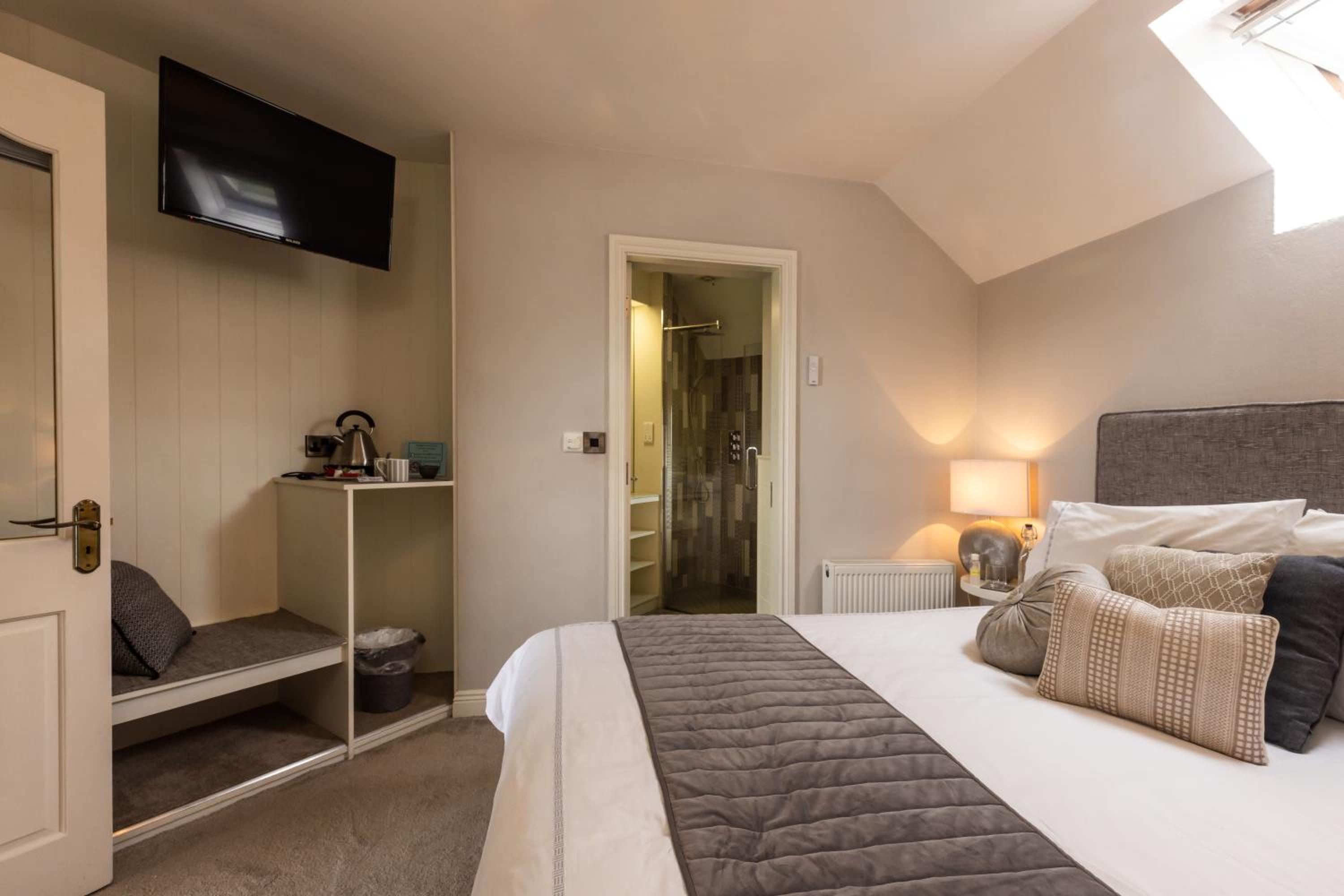 Standard Double Room with En-Suite - Photo 1
