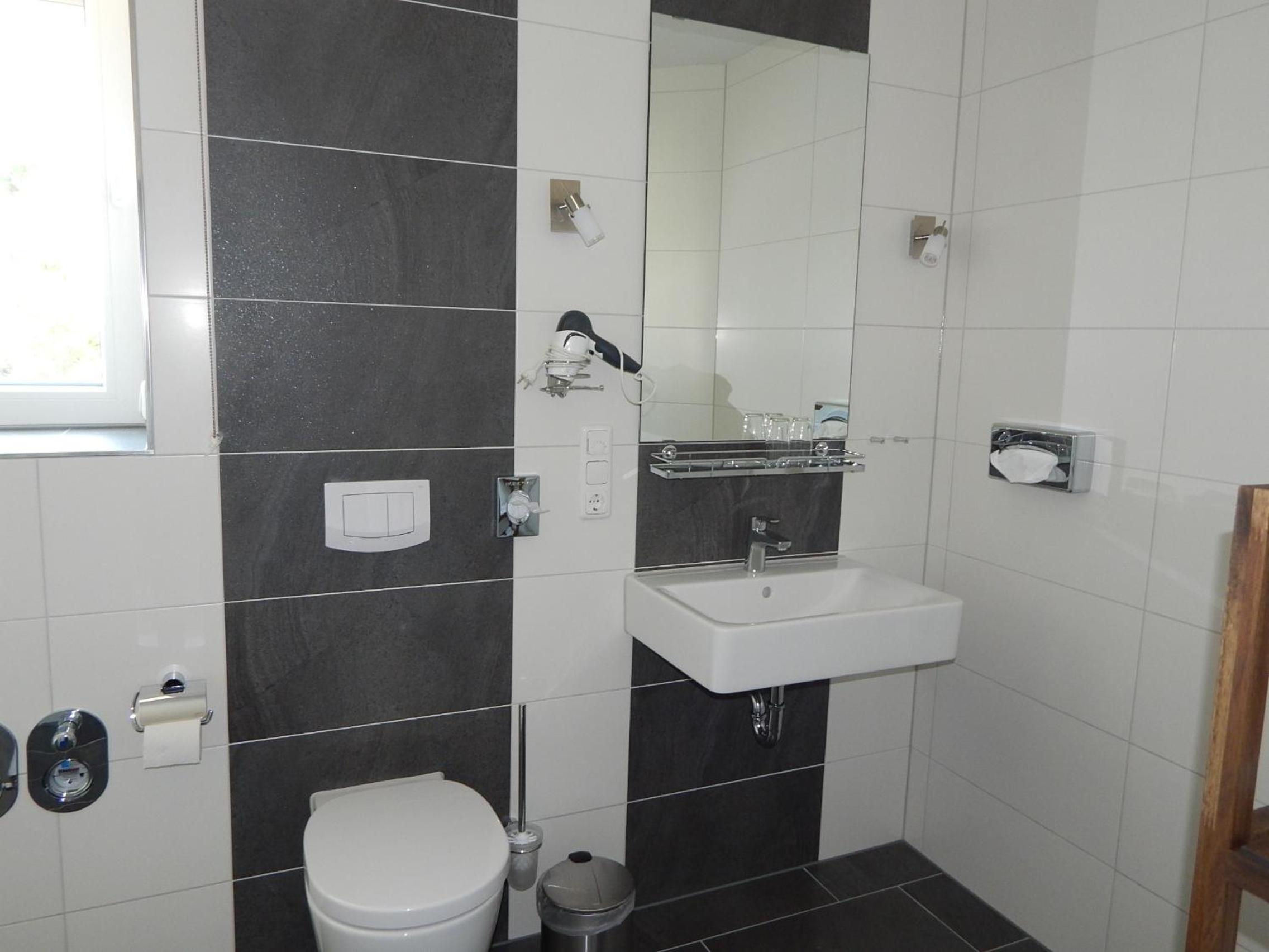 One-Bedroom Apartment - Photo 2