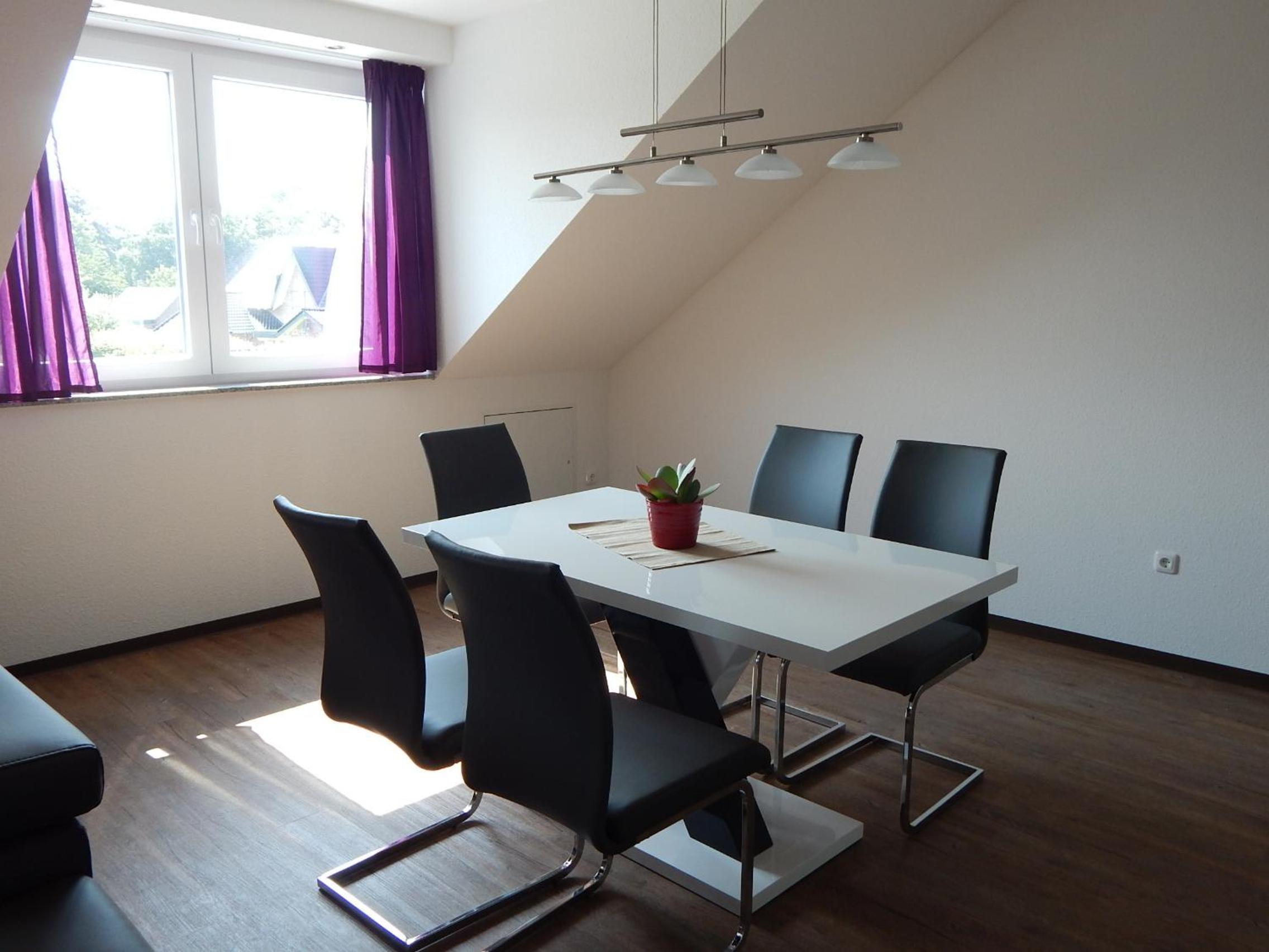 Comfort Two-Bedroom Apartment - Photo 3