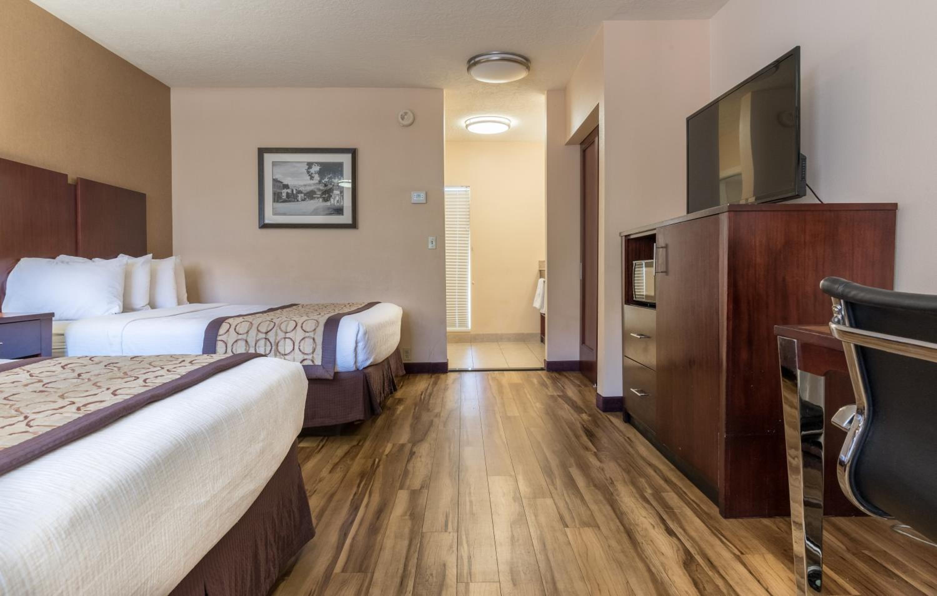 Queen Room with Two Queen Beds - Photo 2