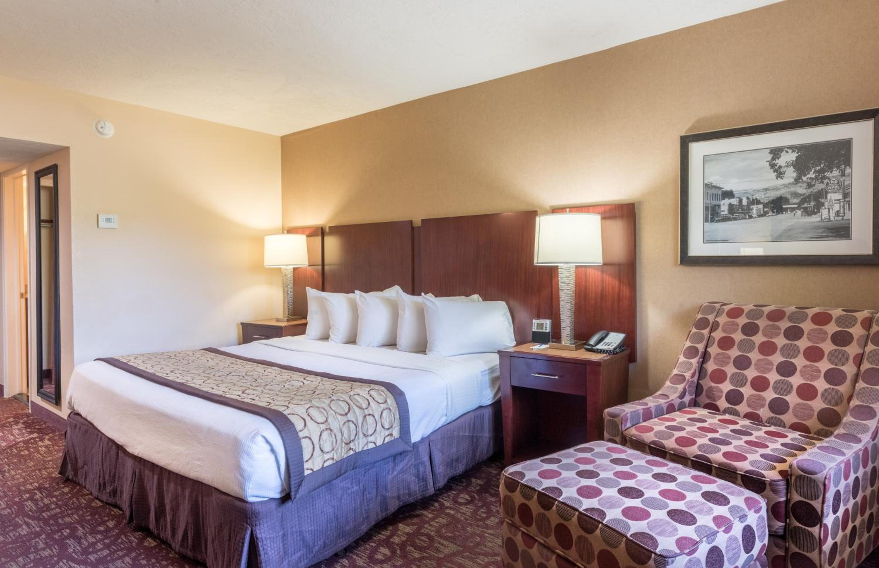 King Room with Balcony - Photo 1