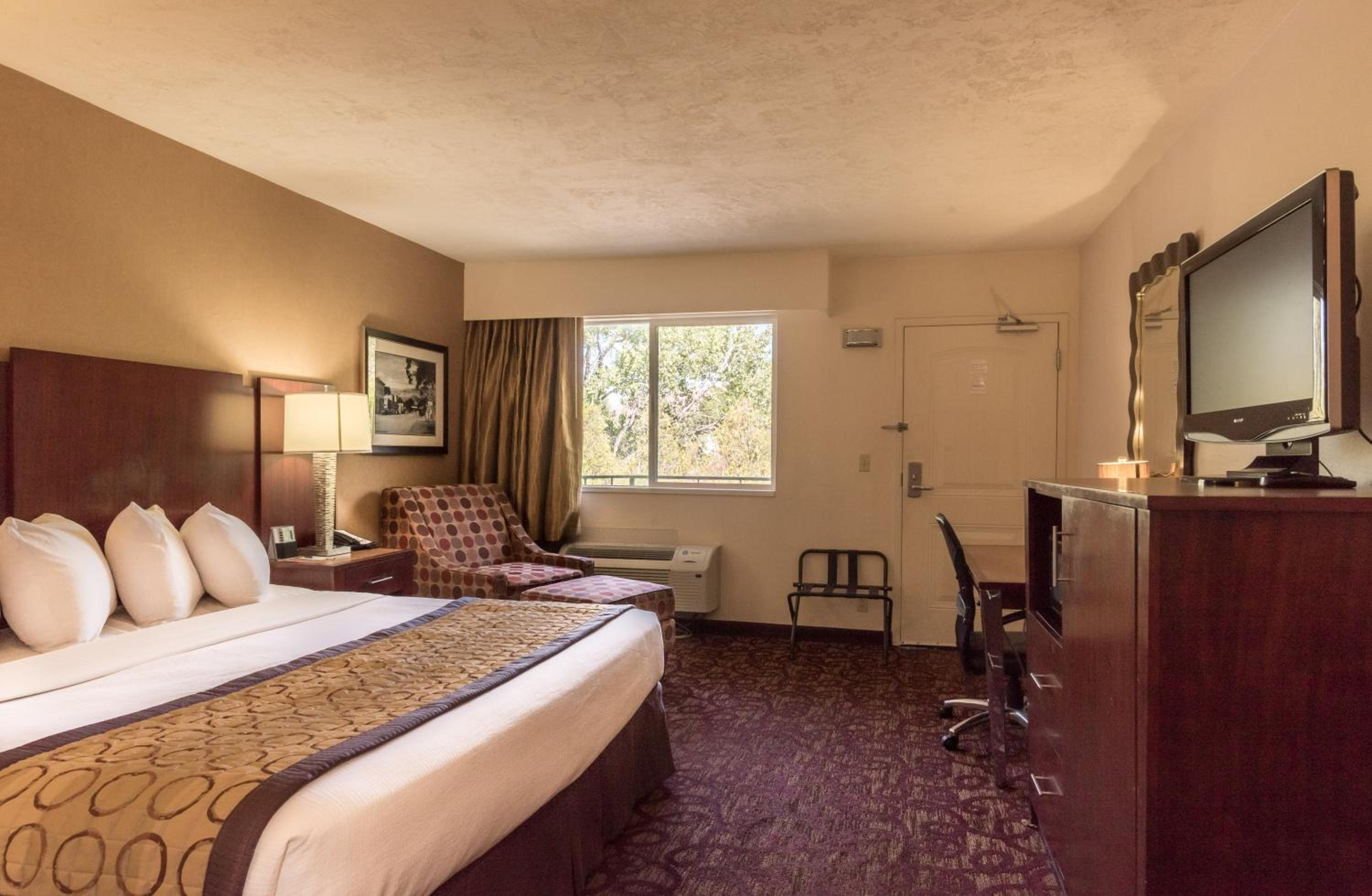 King Room with Balcony - Photo 3