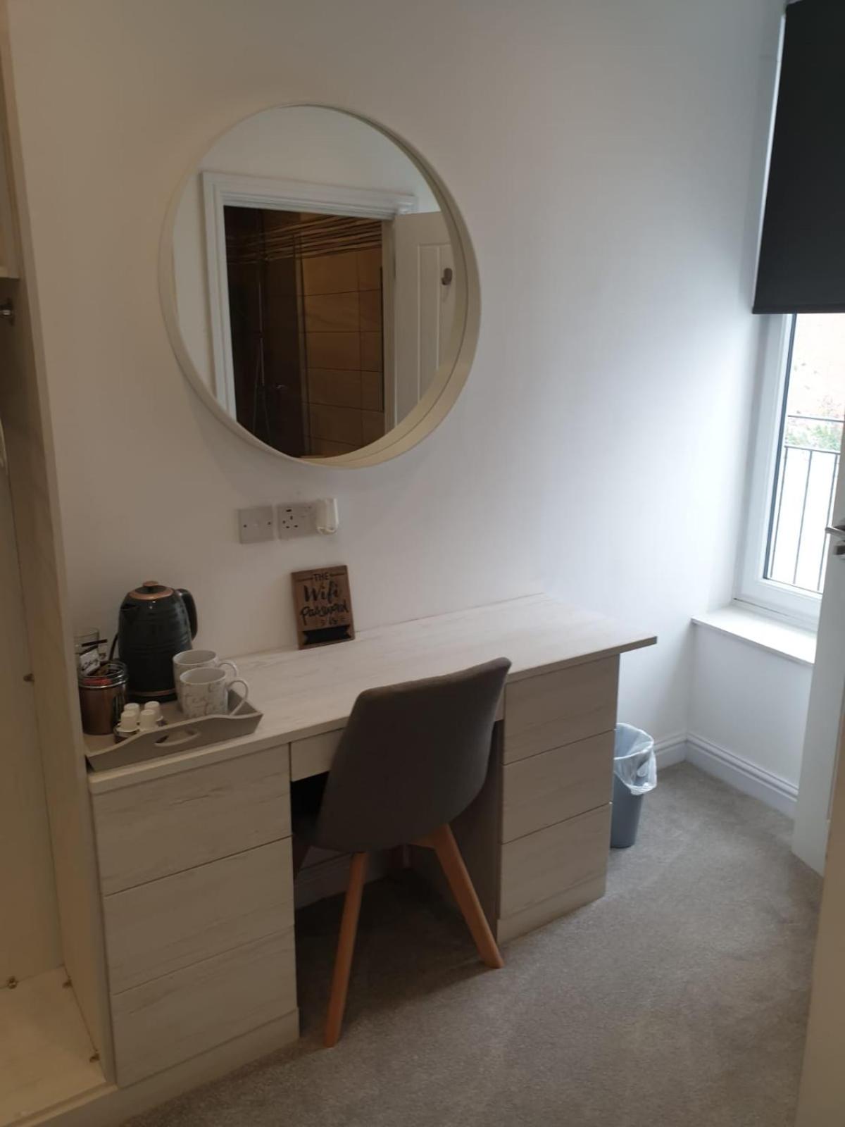 Double or Twin Room with Private Bathroom - Photo 6