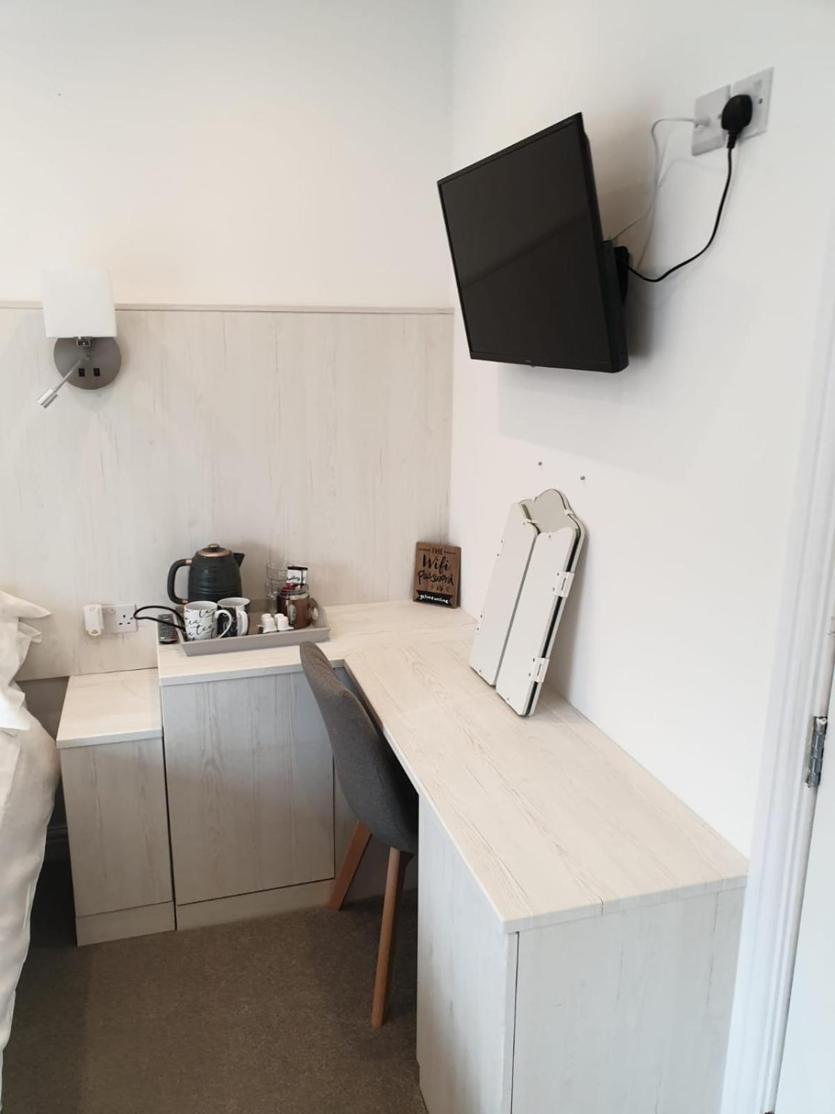 Double Room with Private Bathroom - Photo 2
