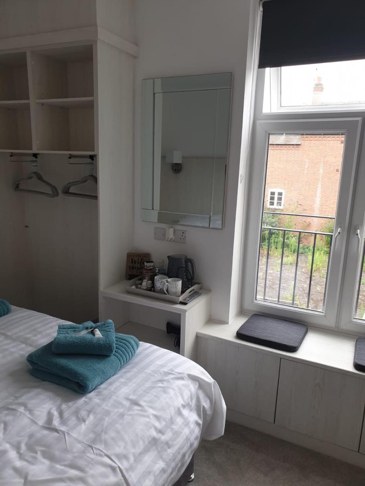 Double or Twin Room with Private Bathroom - Photo 7