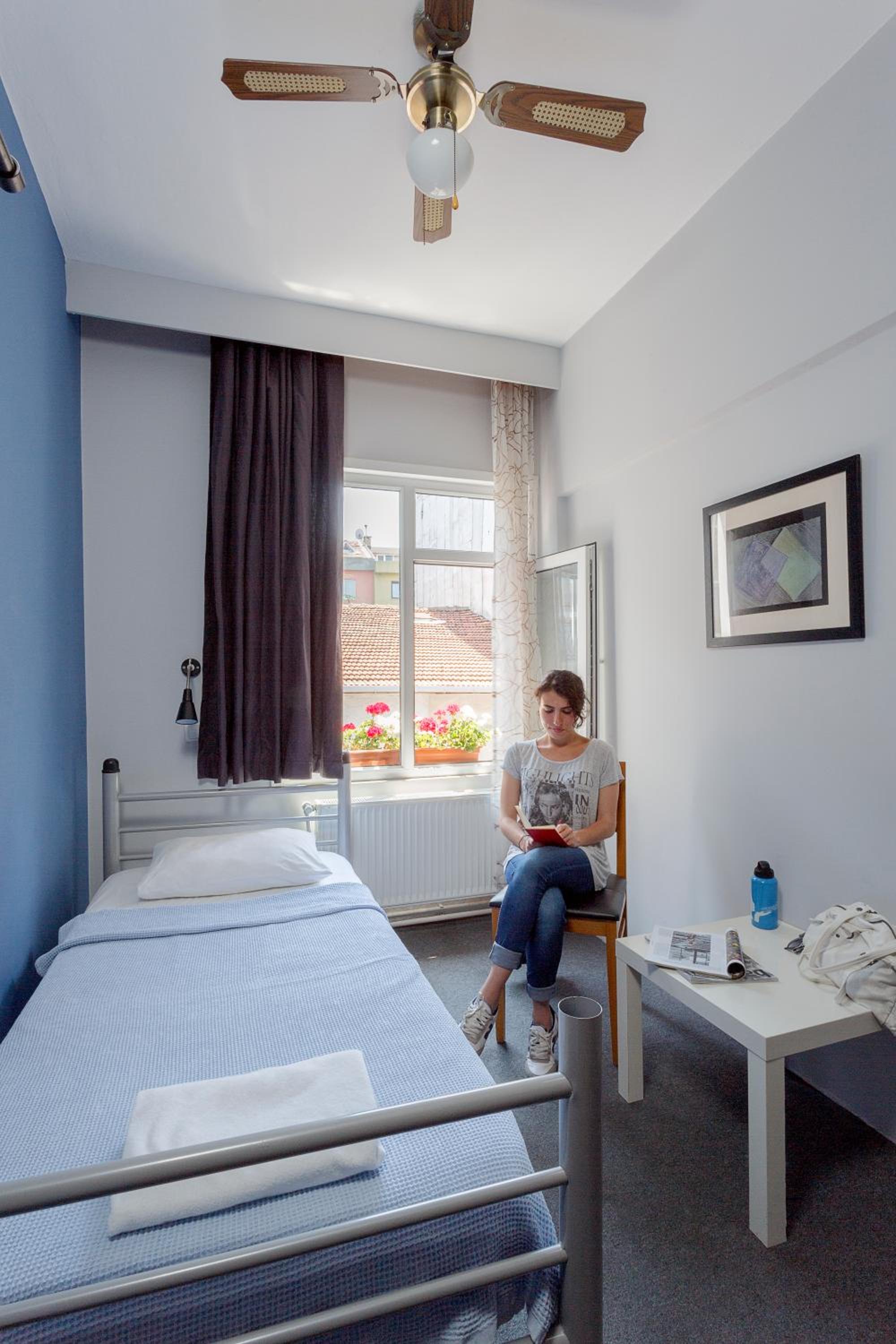 Small Single Room With Shared Bathroom photo 3