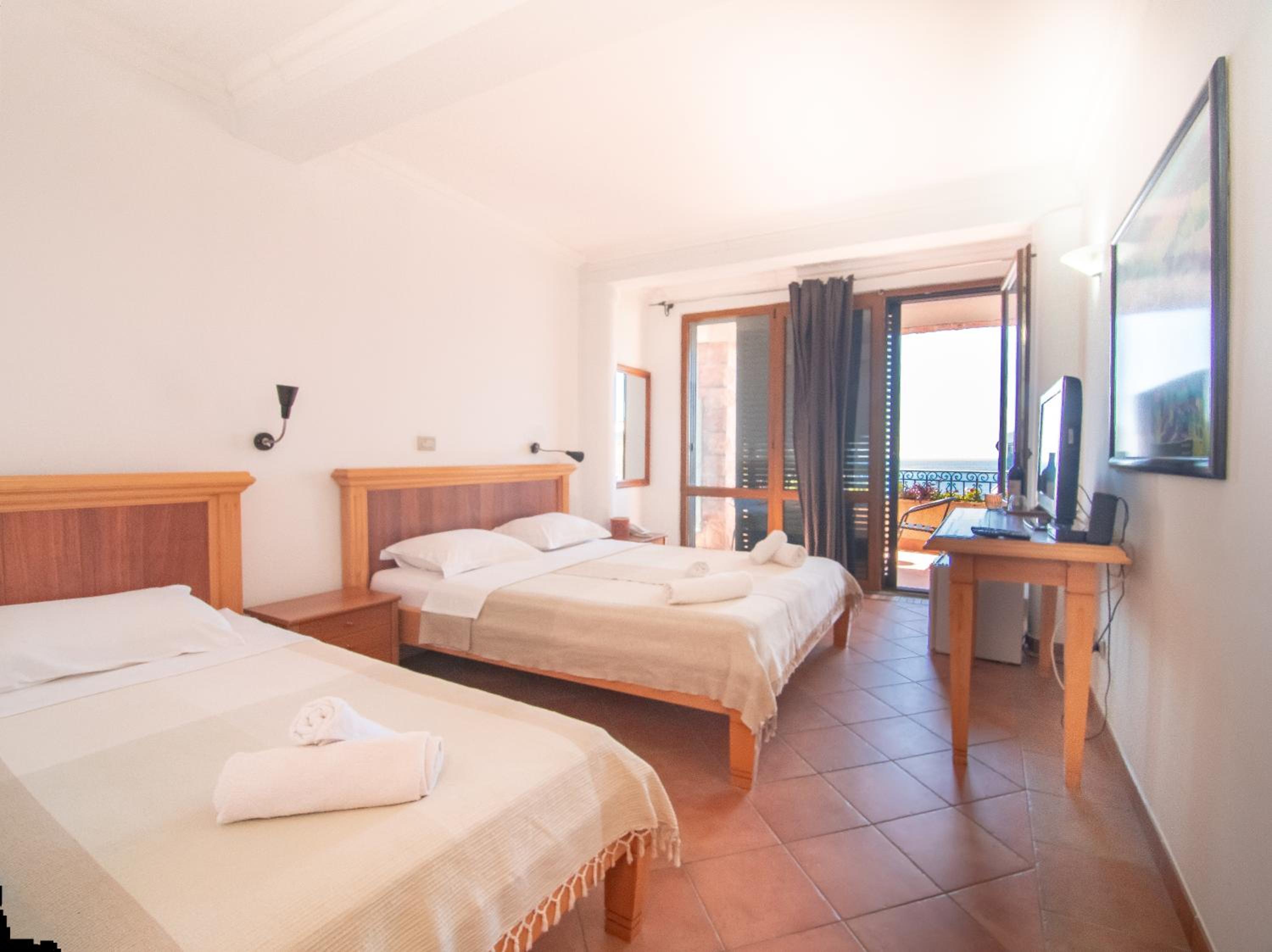 Triple Room with Balcony - Photo 1