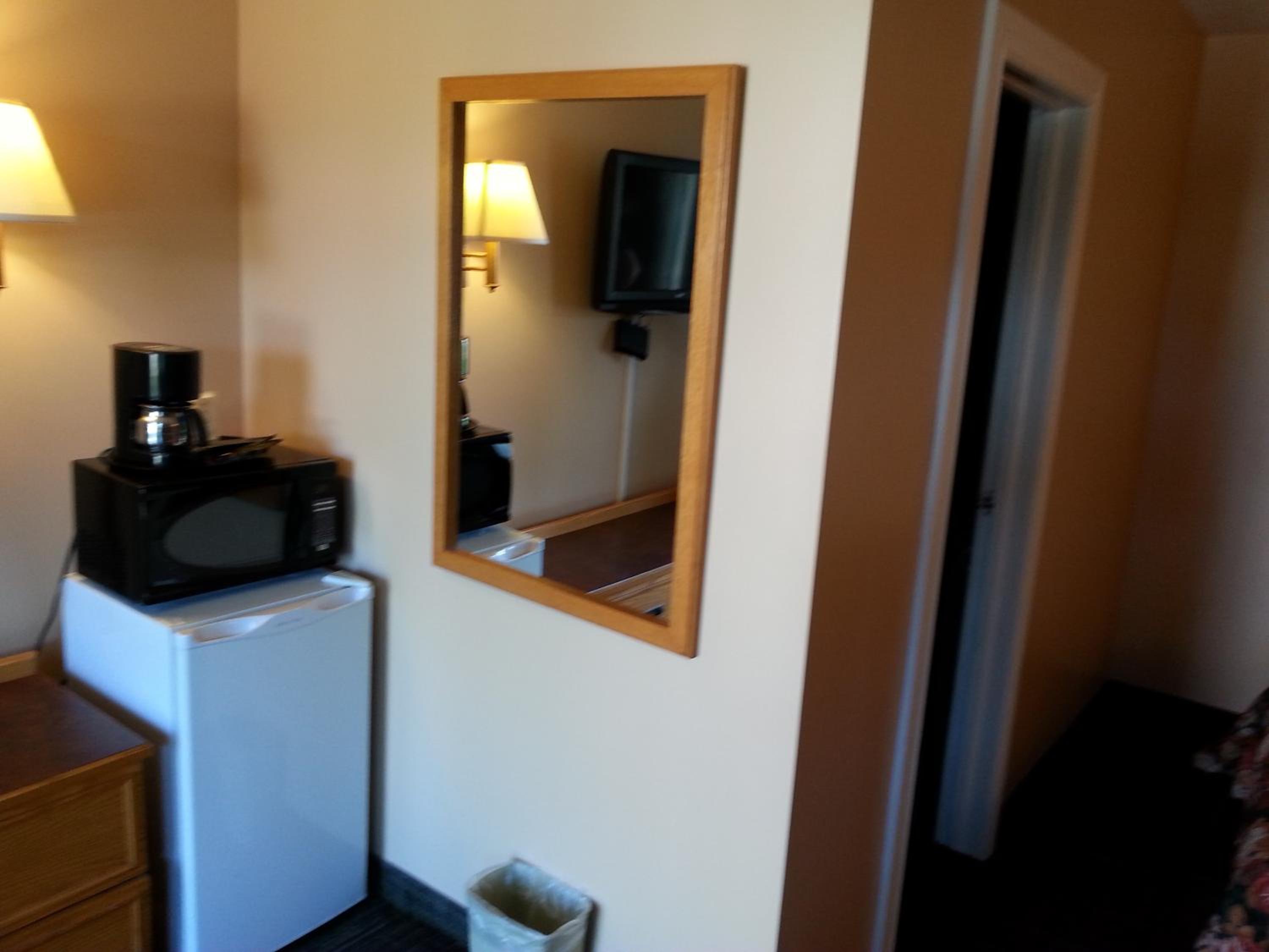 Queen Room with Two Queen Beds photo 3