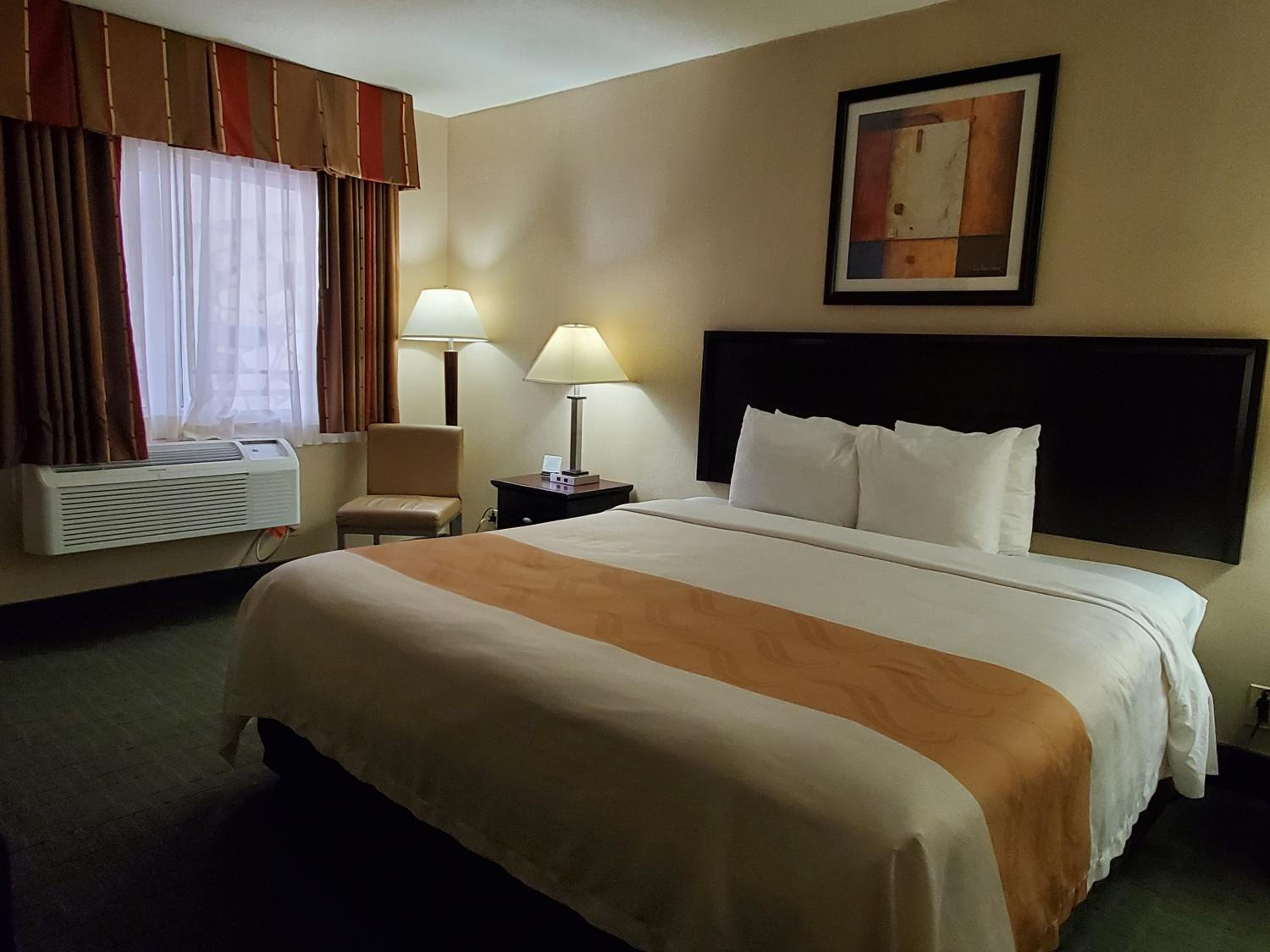Standard Room, 1 King Bed, Non Smoking - Photo 5