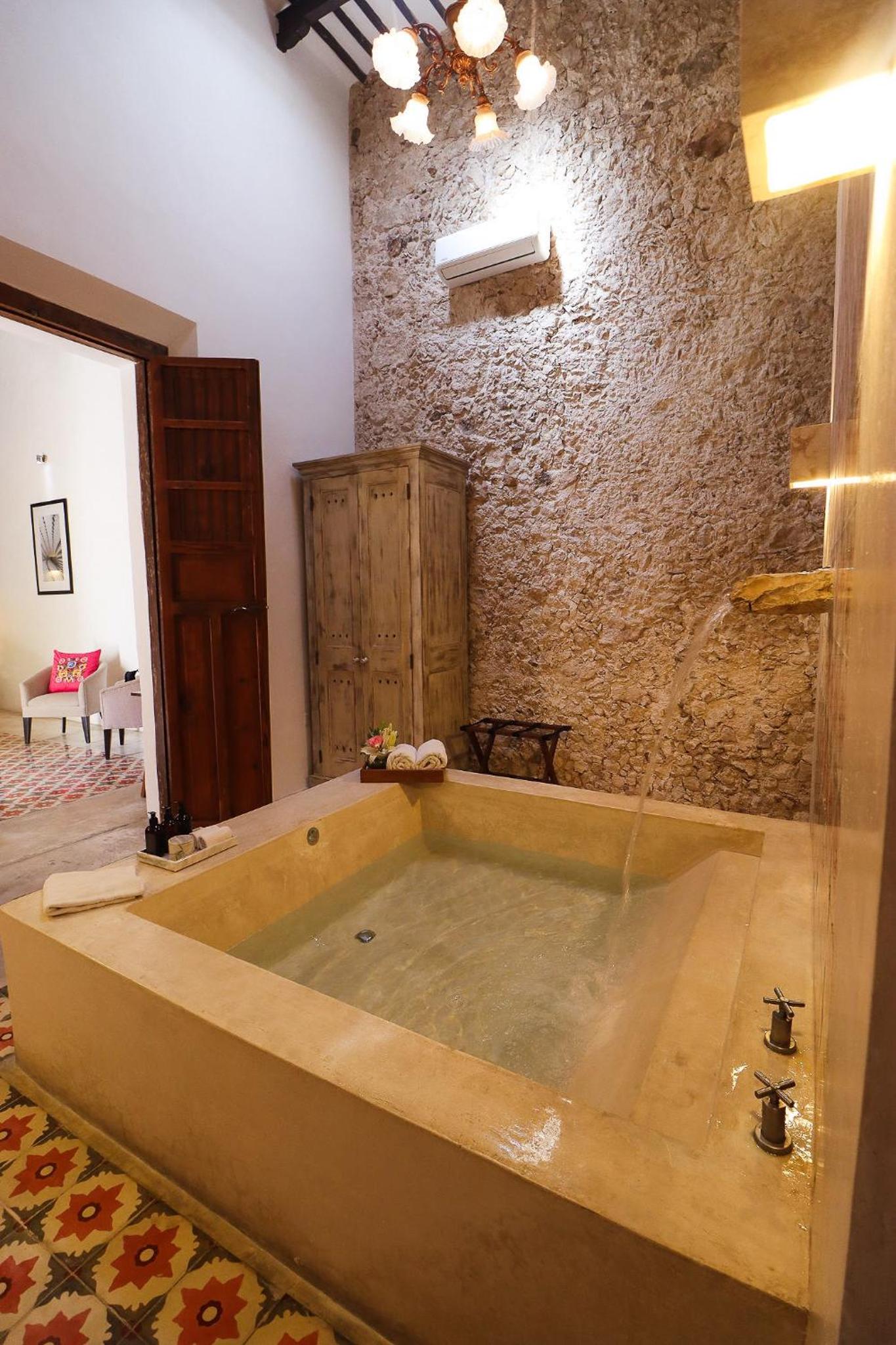 Suite with Private Pool - Photo 14