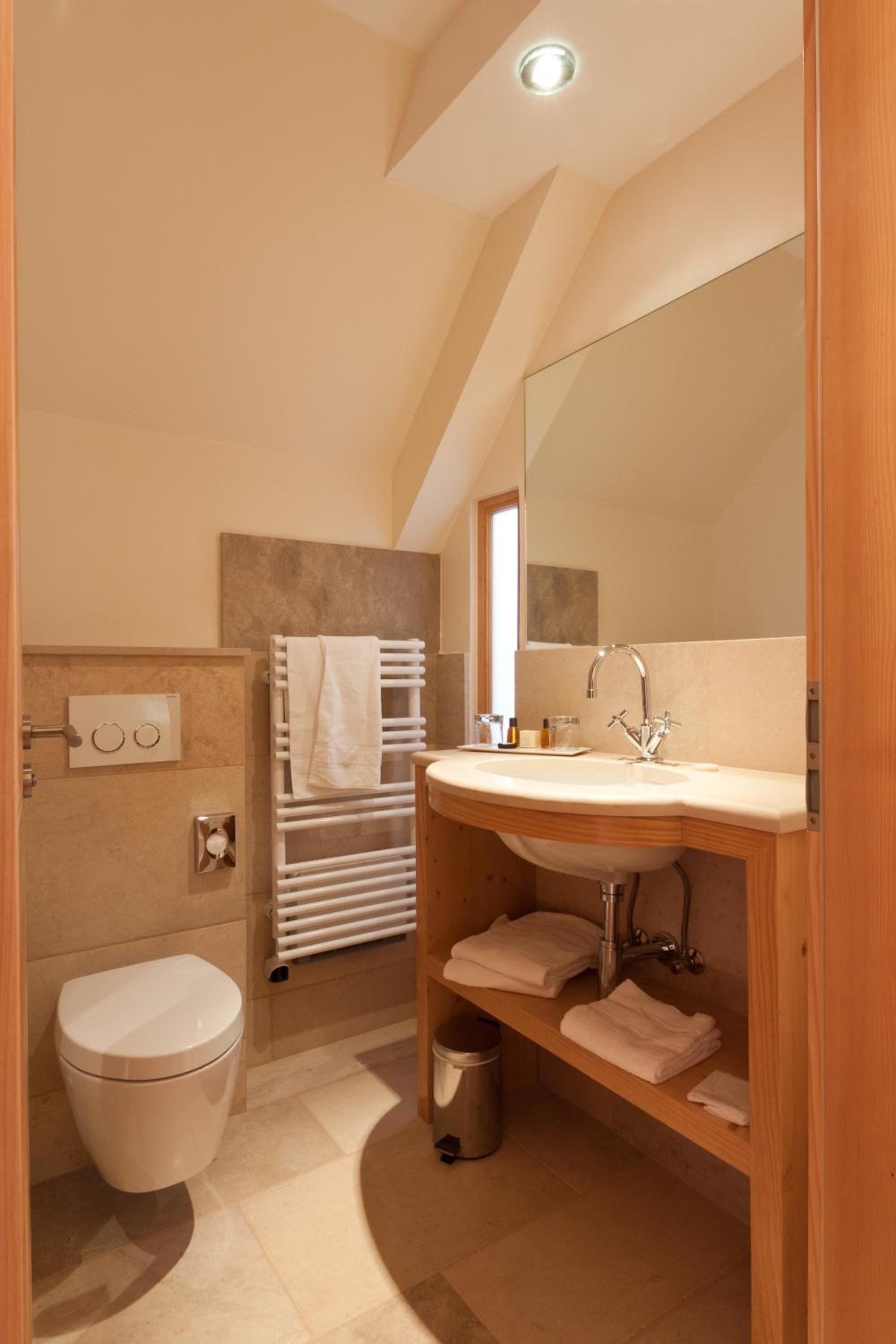 Comfort Two-Bedroom Apartment - Photo 3