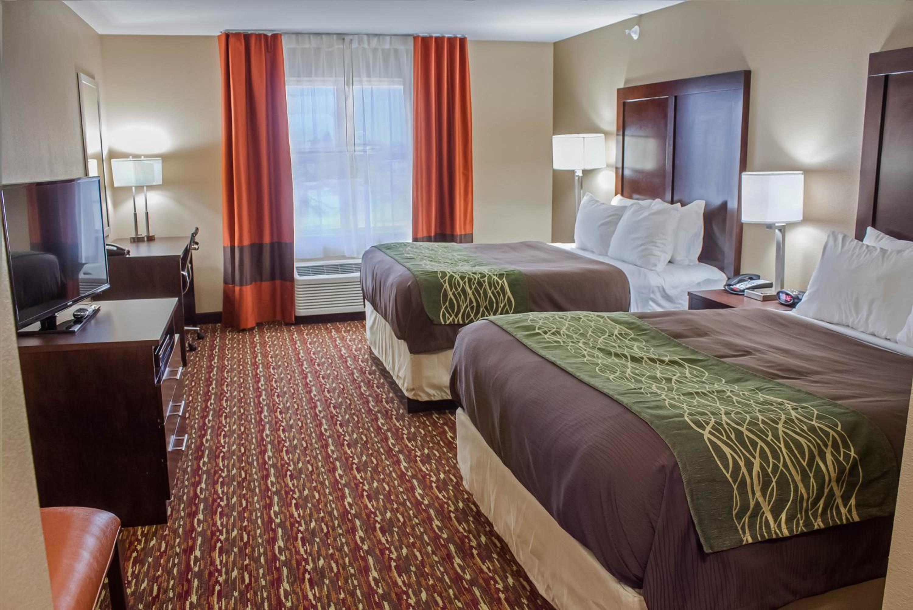 Queen Room with Two Queen Beds - Non-Smoking photo 3