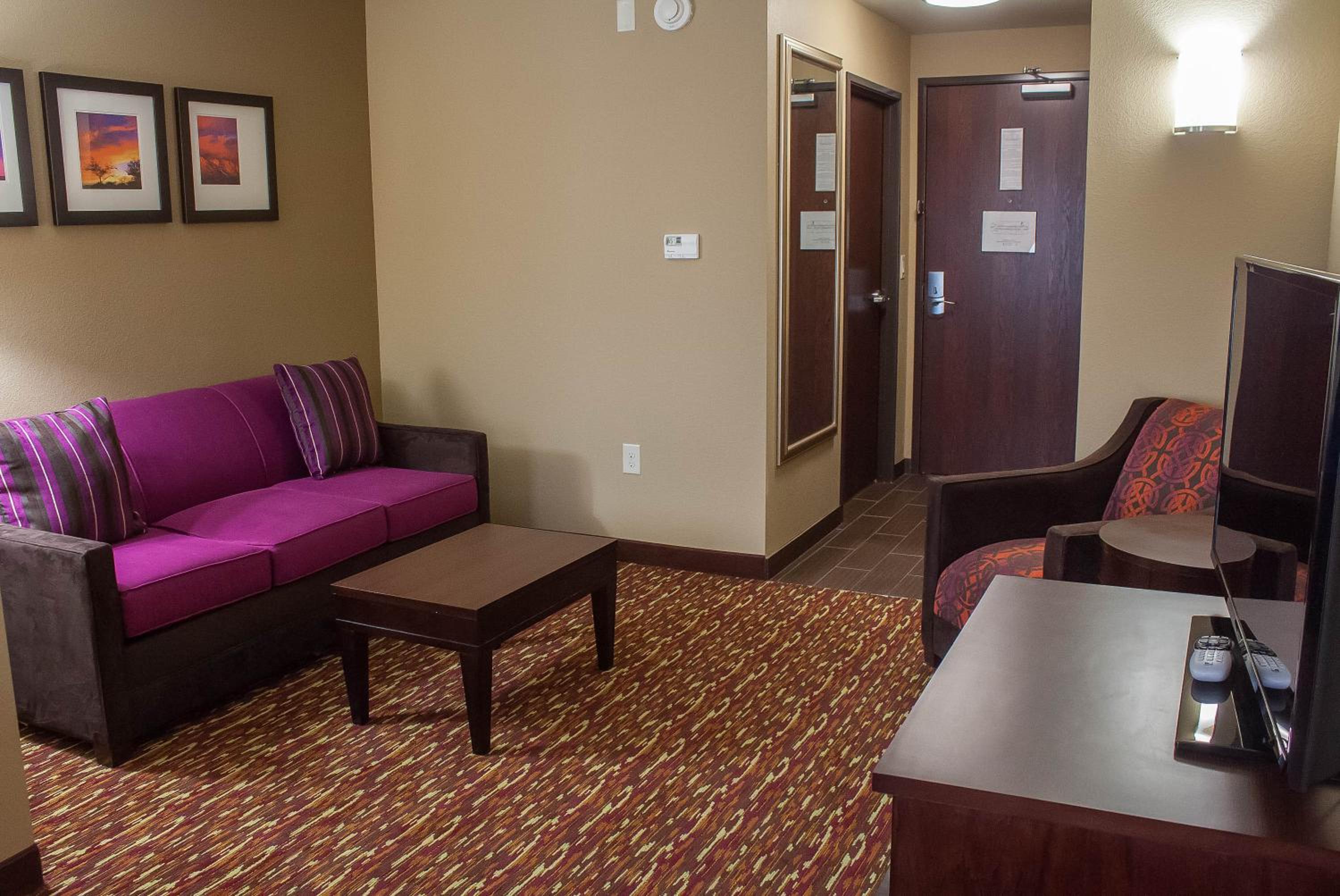 King Suite - Non-Smoking photo 3