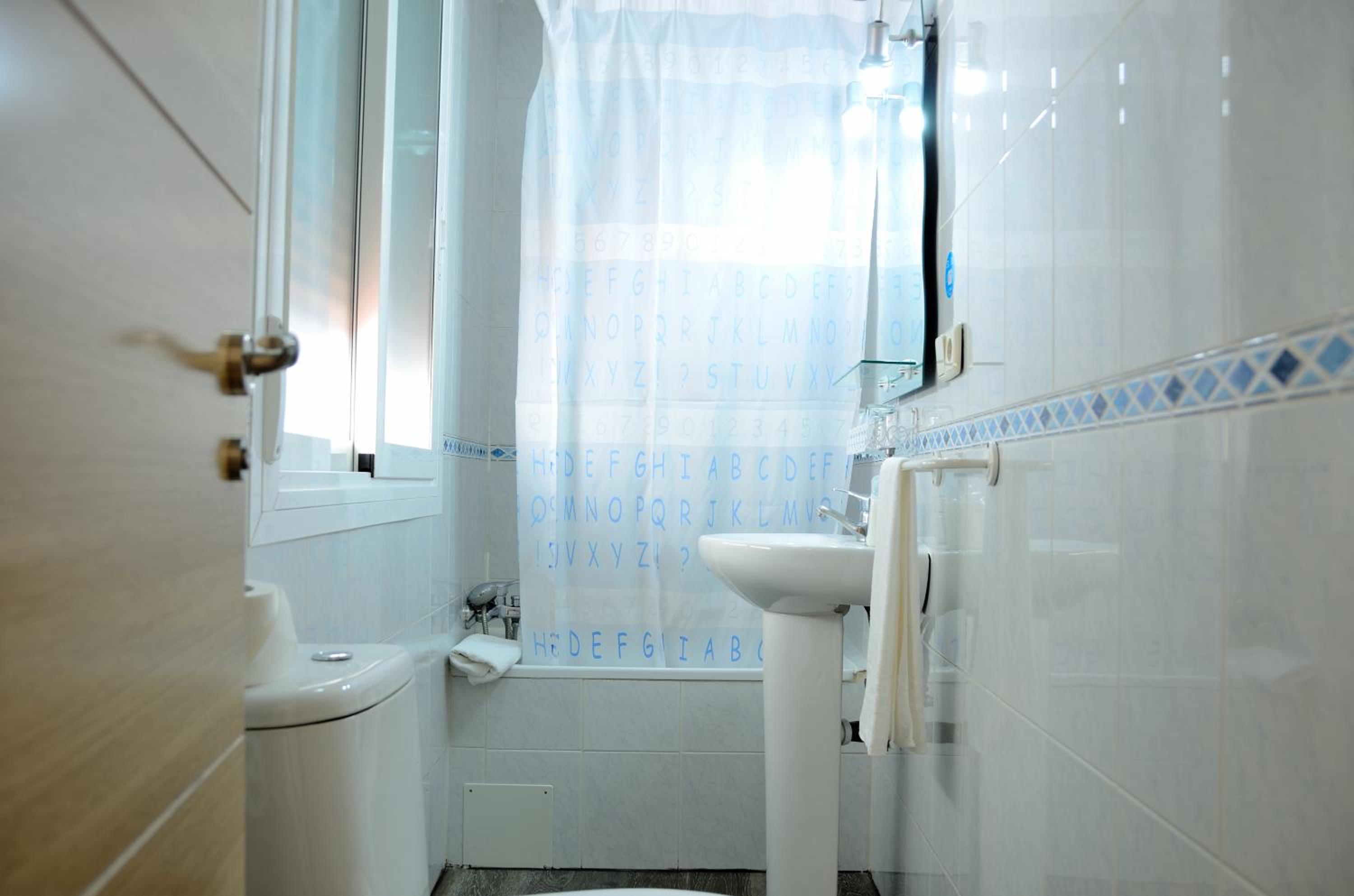 Single Room with Private Bathroom photo 2