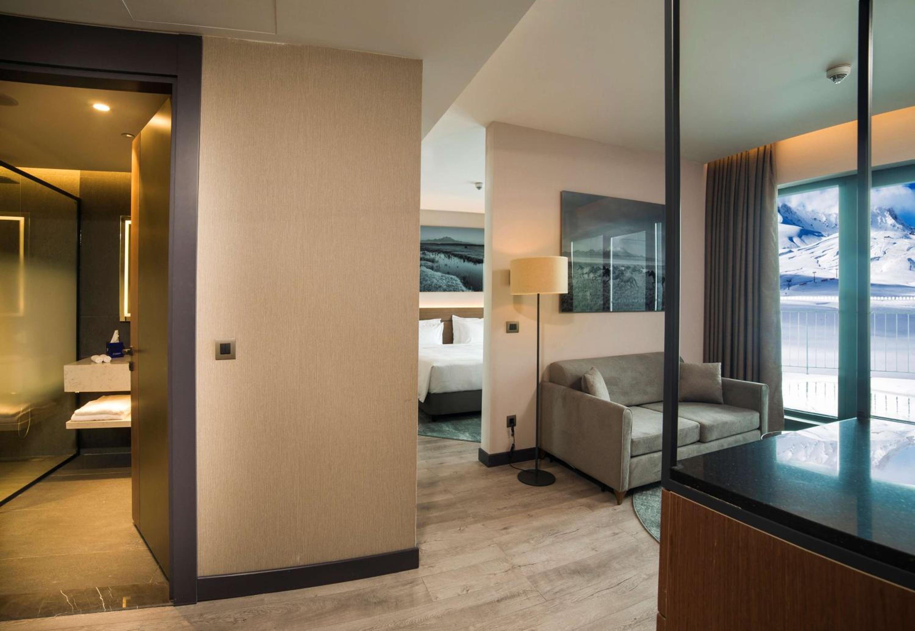 Junior Suite with Balcony photo 2