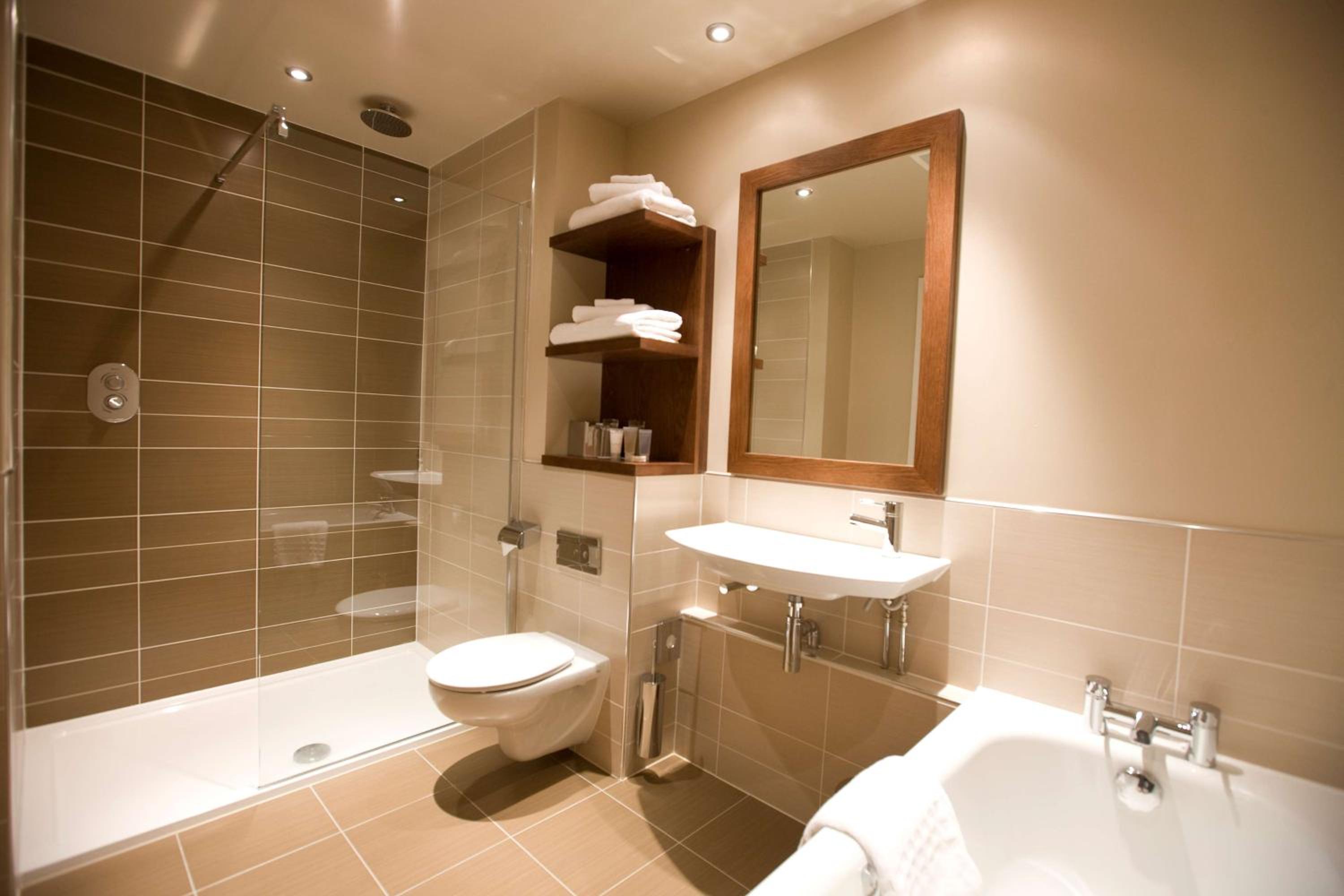 Executive King Room with Balcony or Patio - Photo 2