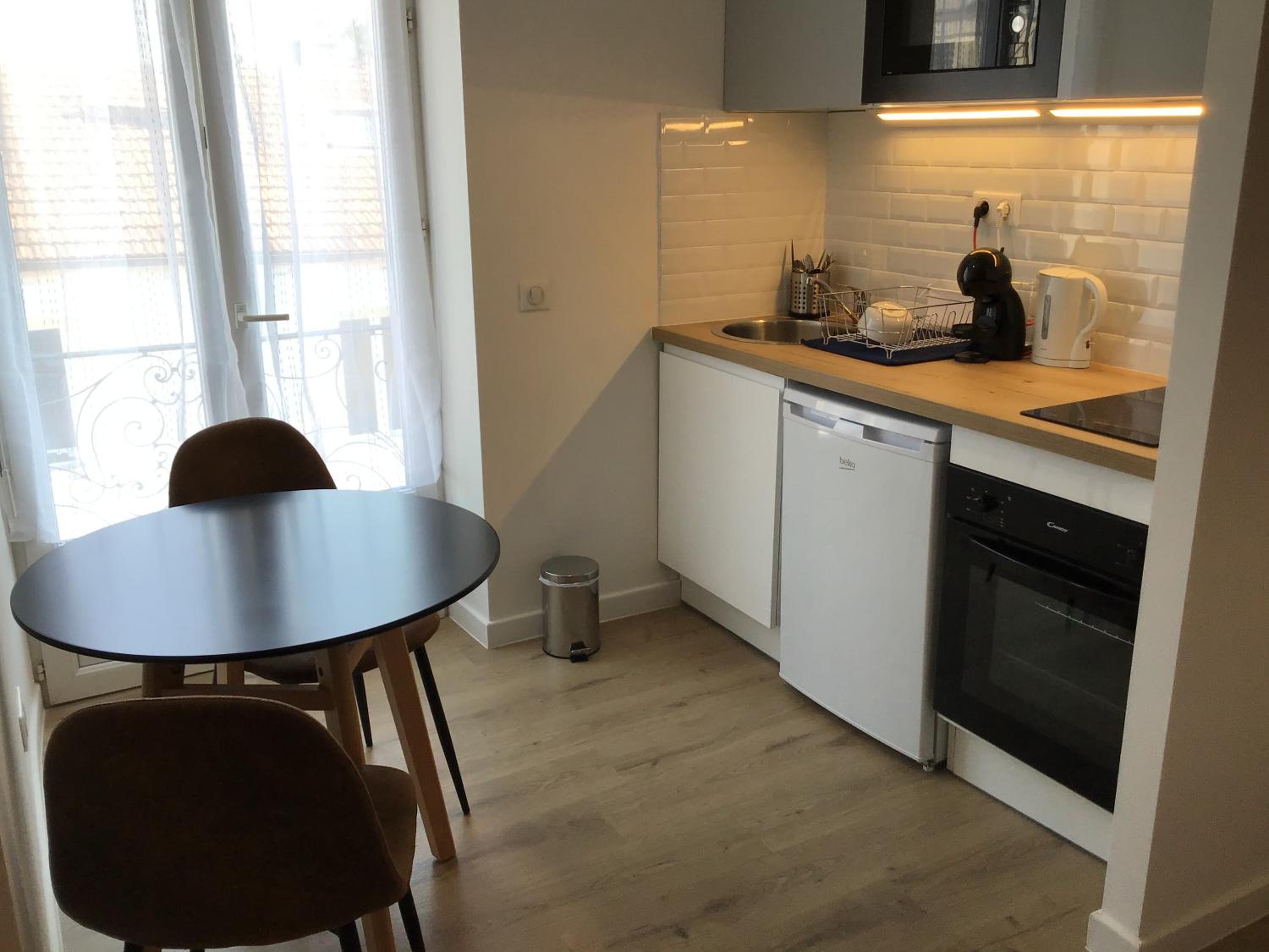 Deluxe Double Room with Balcony - Photo 4