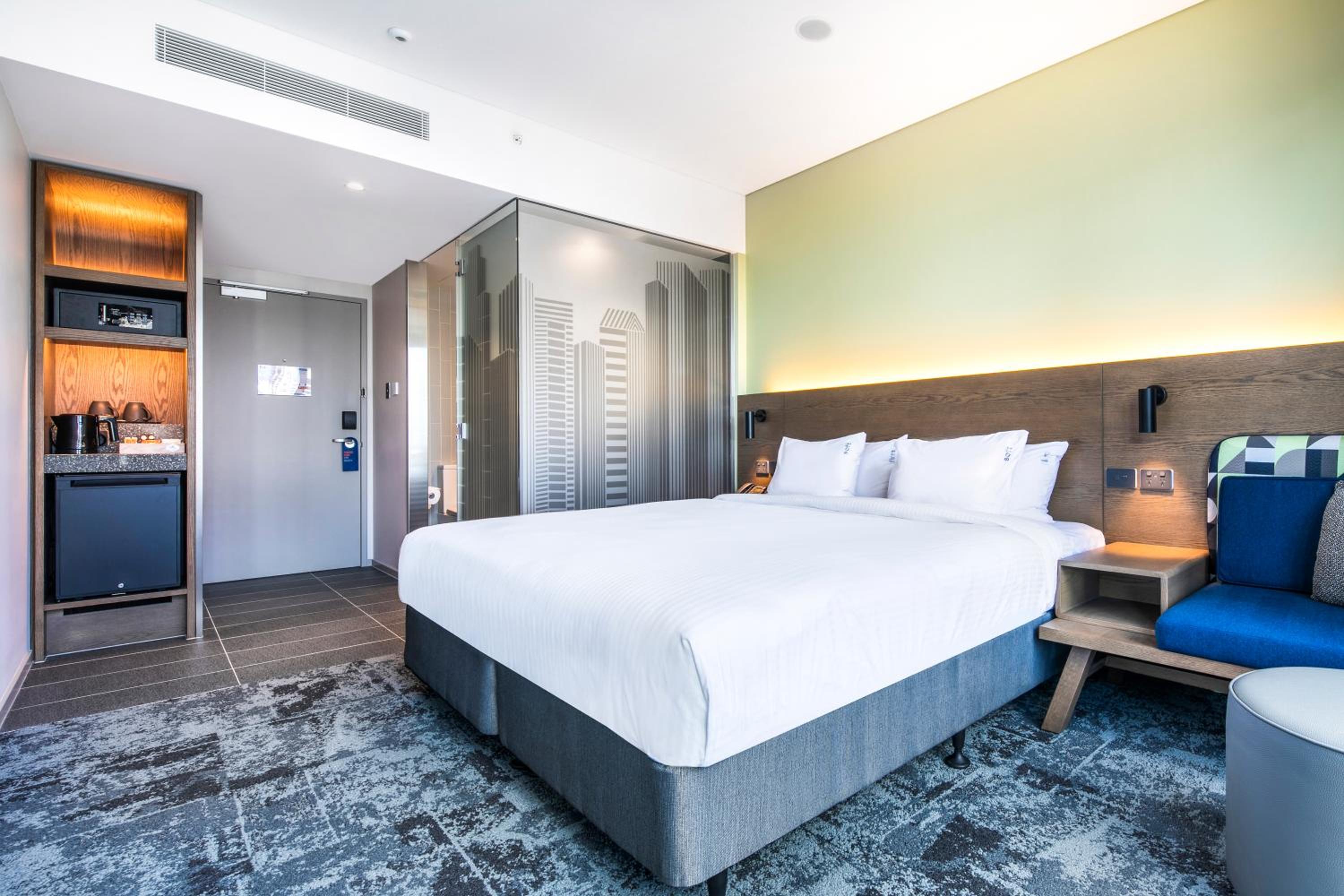 Standard King Room - High Floor/Free Breakfast - Photo 4