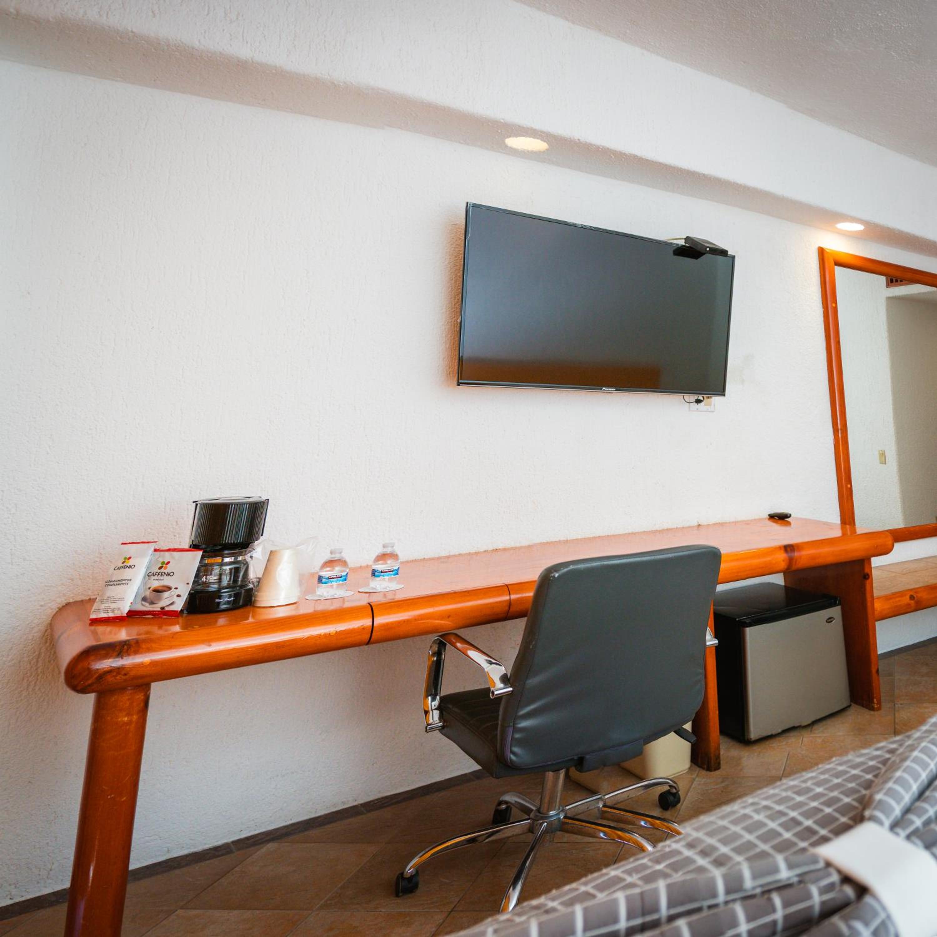 Standard Room with 2 queen size beds and patio - Photo 7