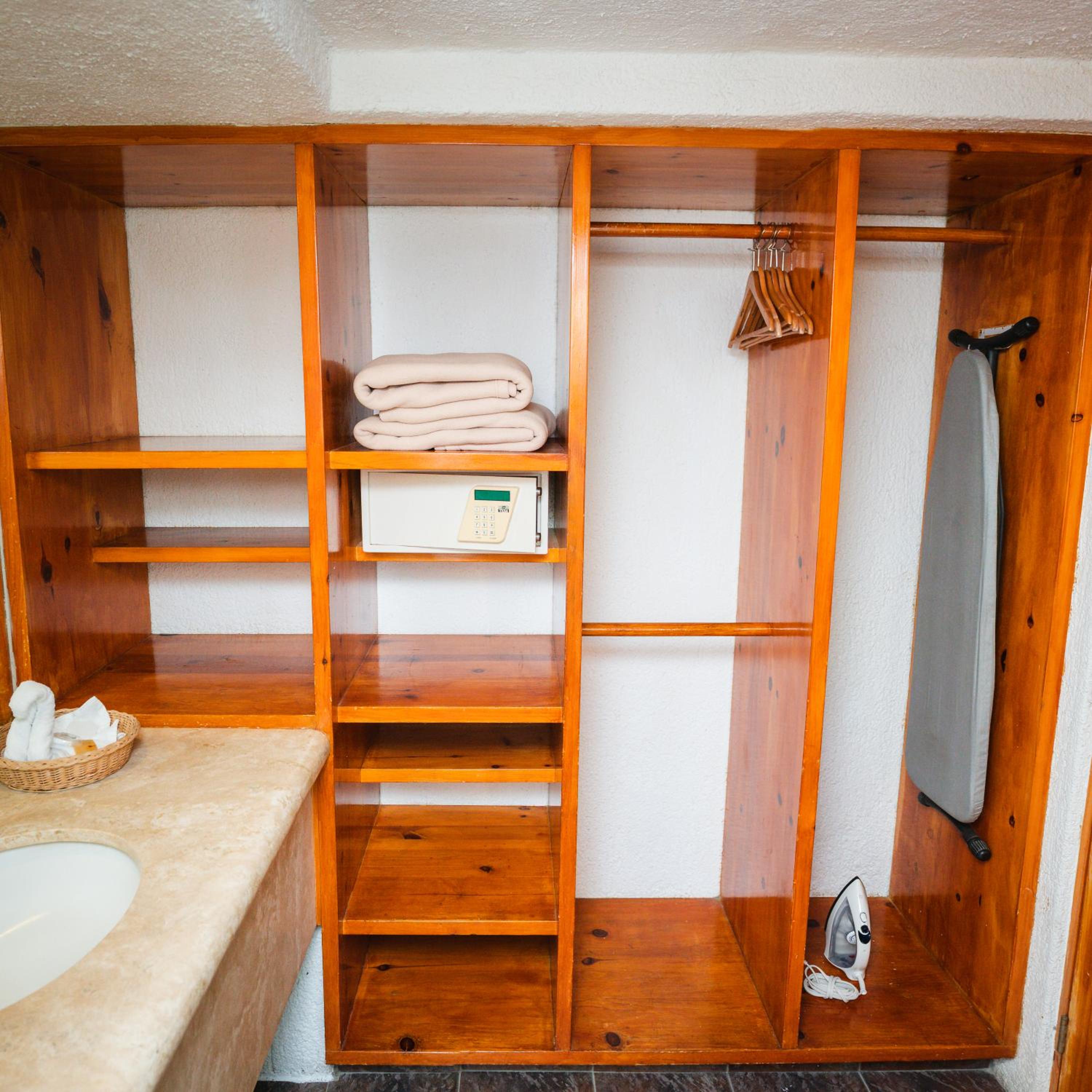 Standard Room with 2 queen size beds and patio - Photo 5