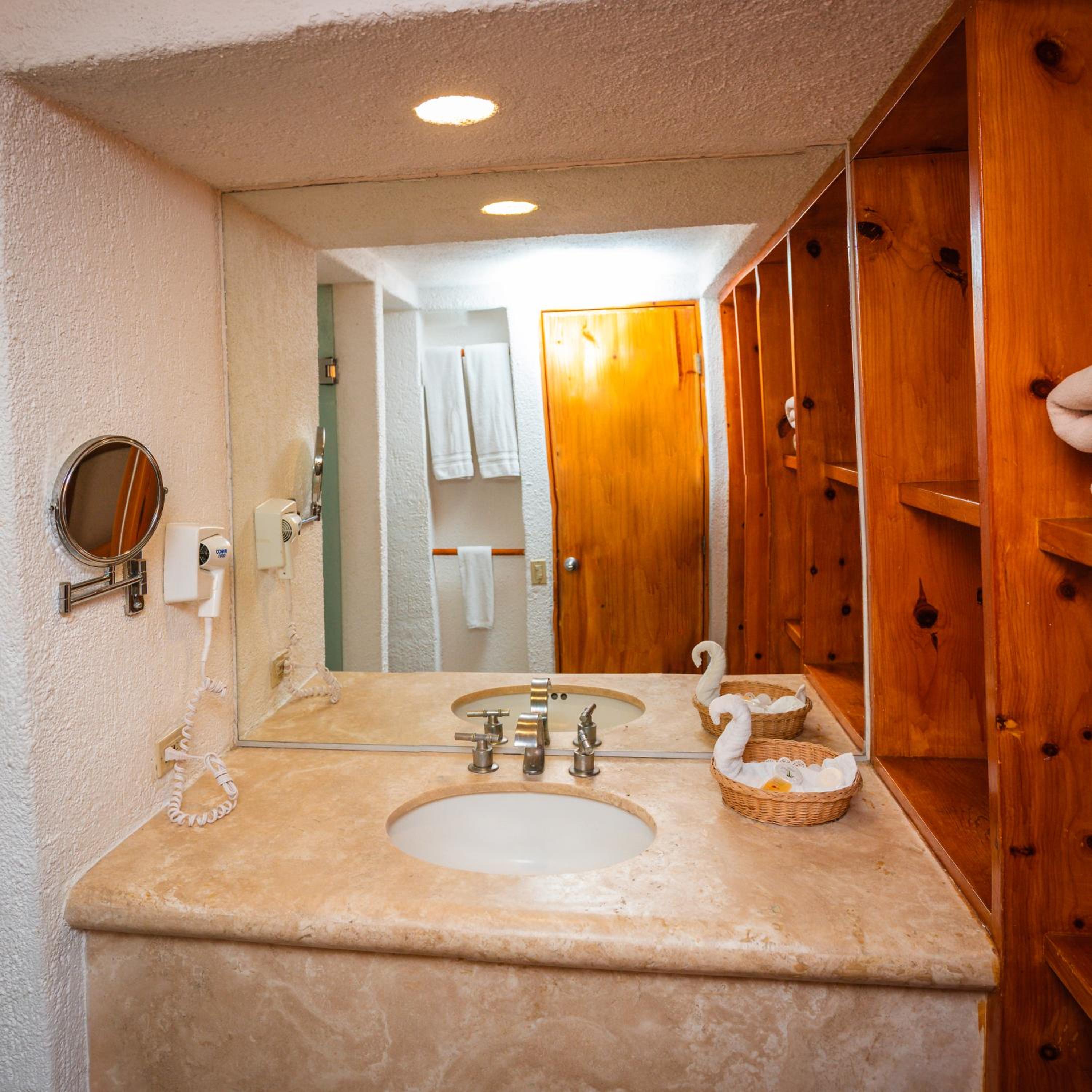 Standard Room with 2 queen size beds and patio - Photo 6