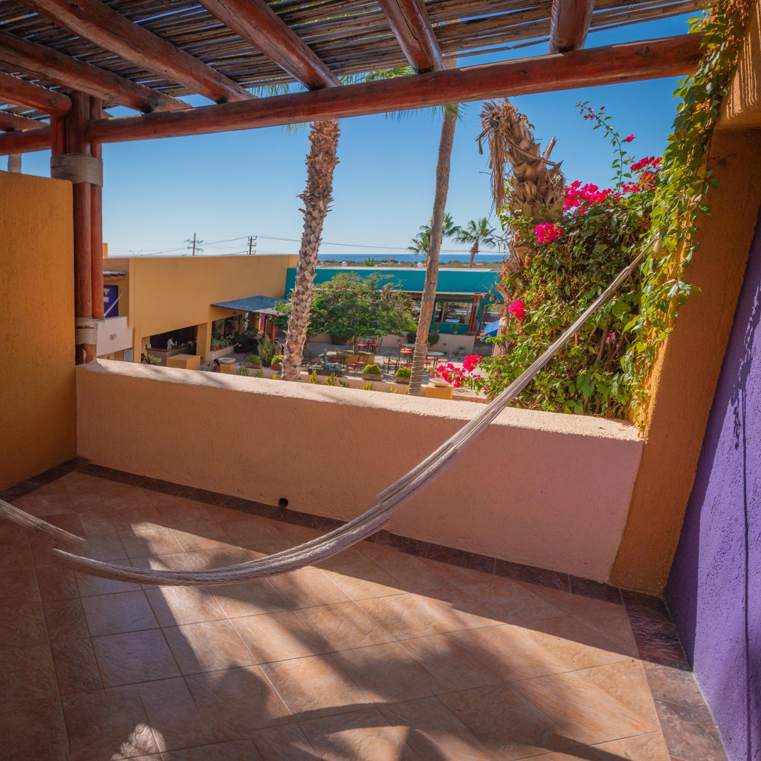 Standard Room with 2 queen size beds and patio - Photo 2