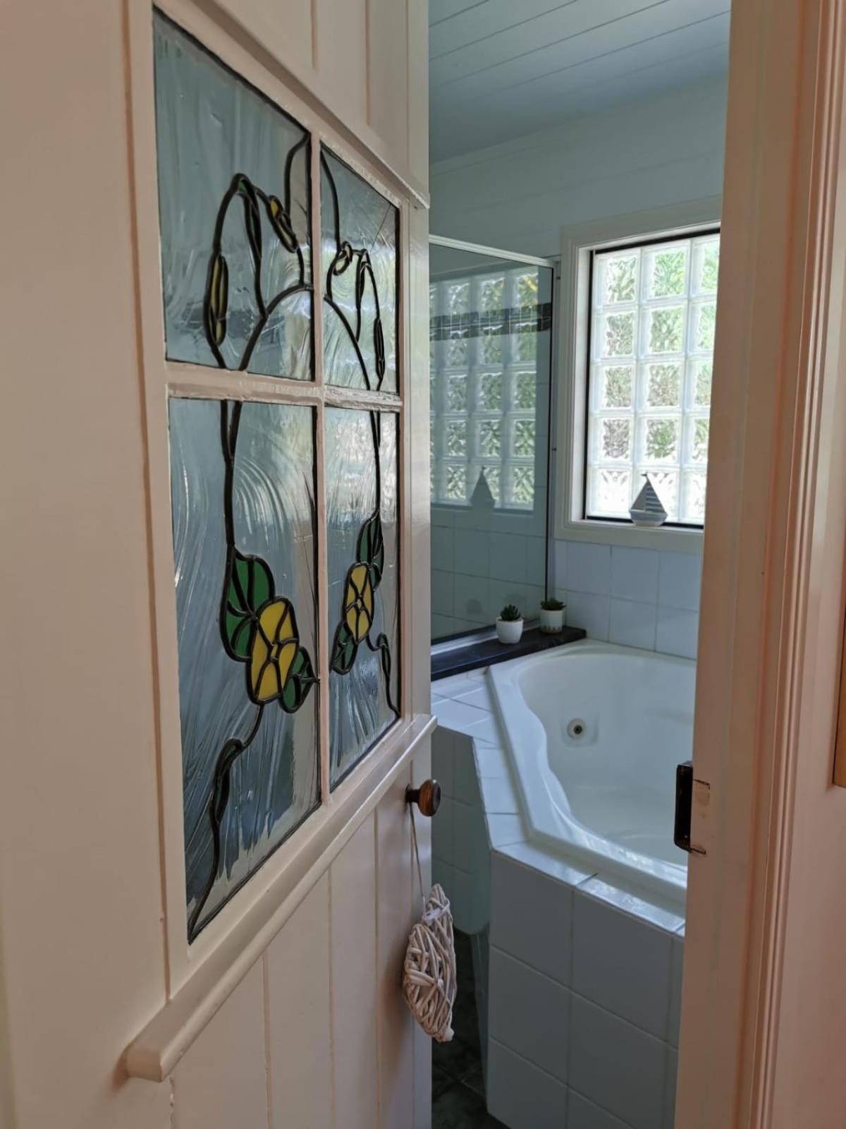 Queen Room with Spa Bath photo 3