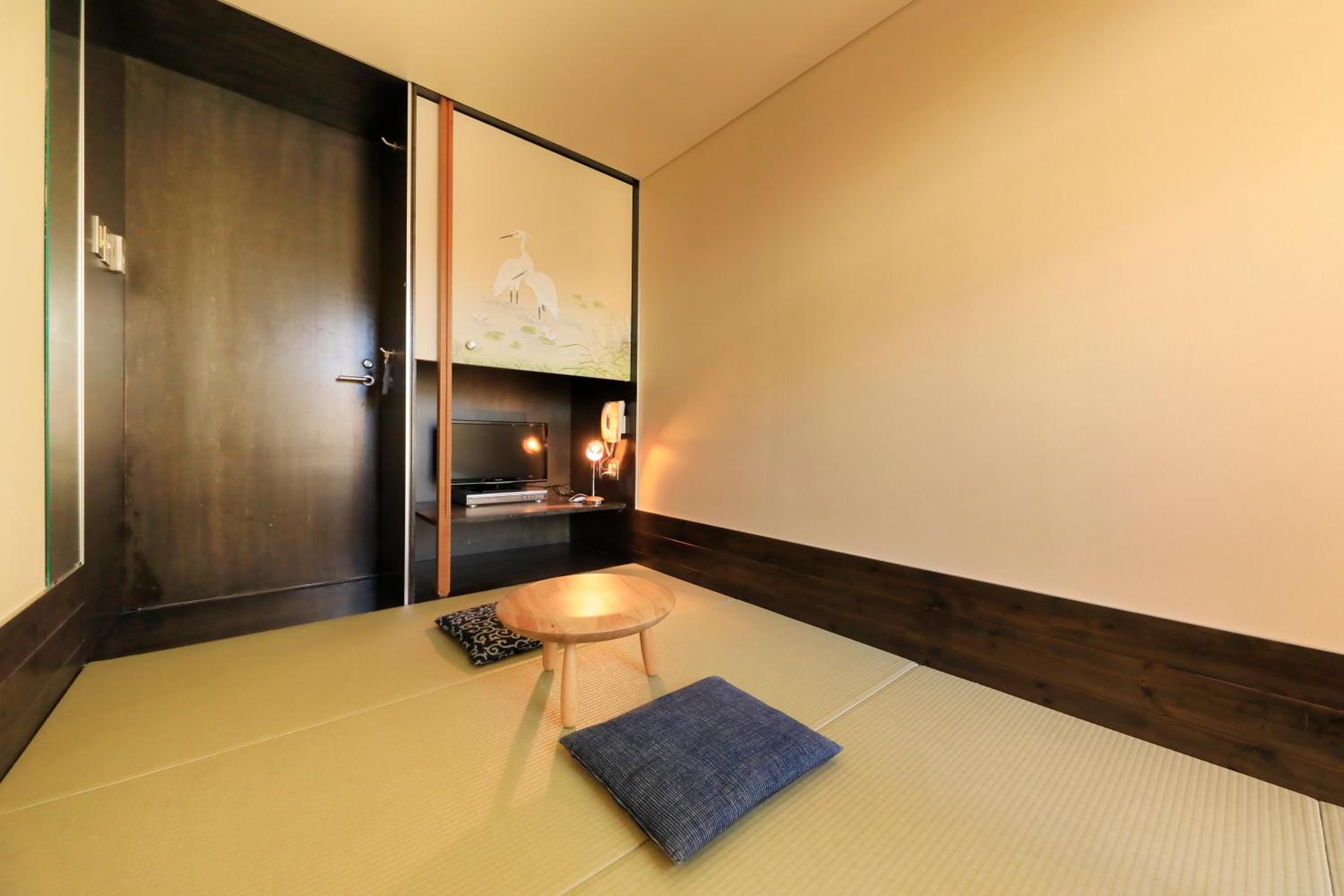 Japanese-Style Twin Room with Shared Bathroom photo 2