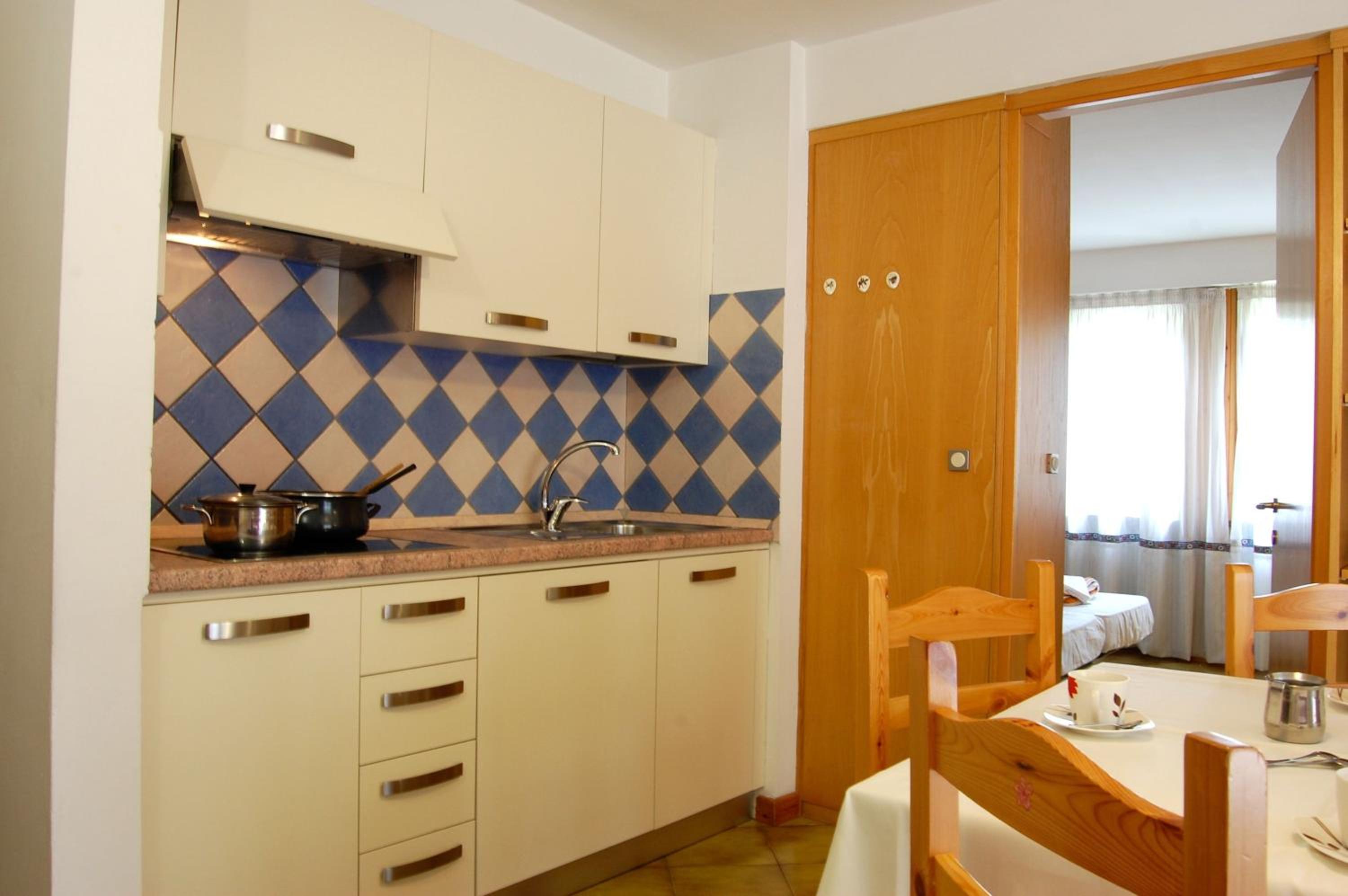 Two-Bedroom Apartment (6 Adults) - Photo 10