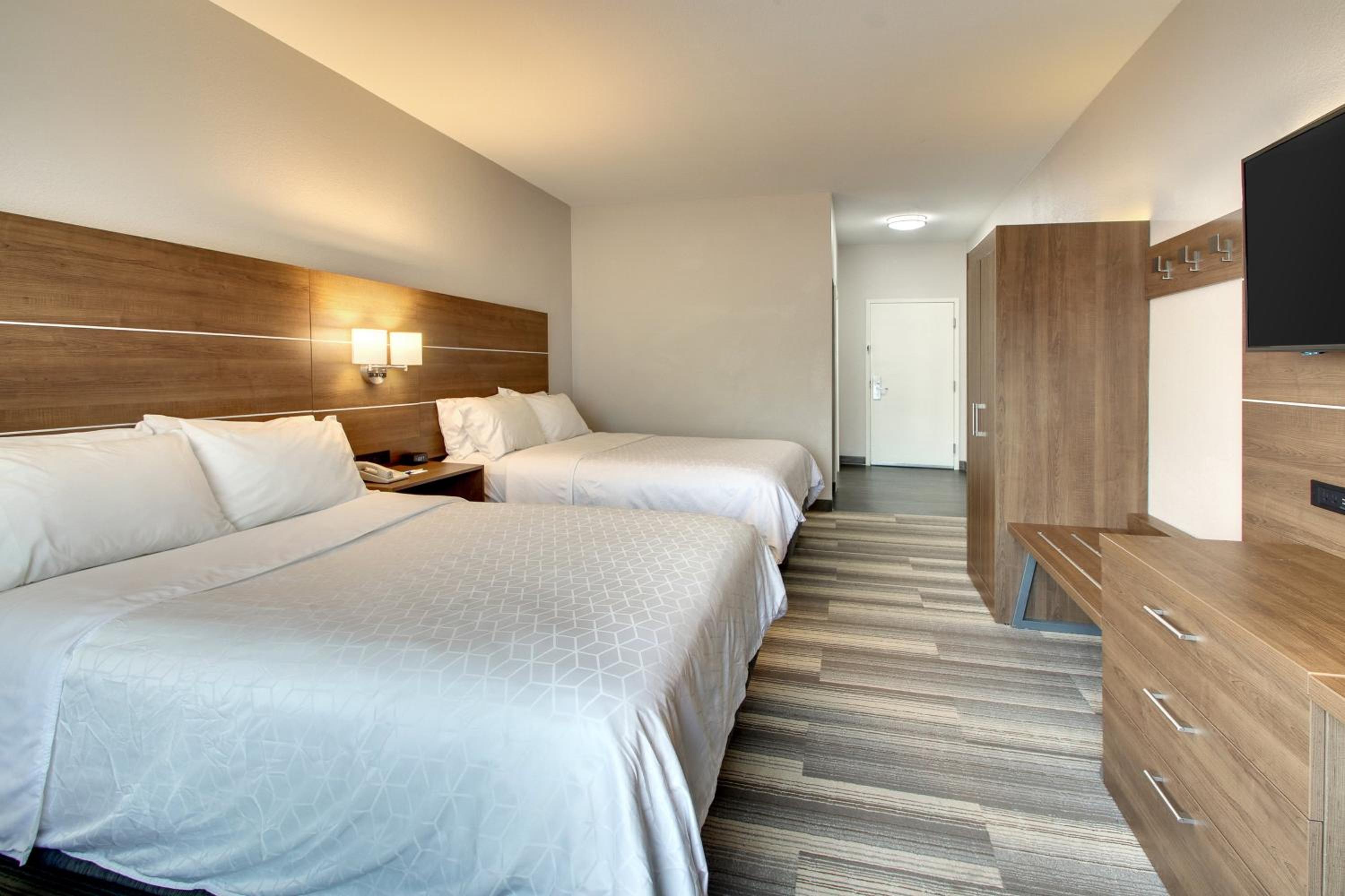 Standard Queen Room with Two Queen Beds - Photo 2