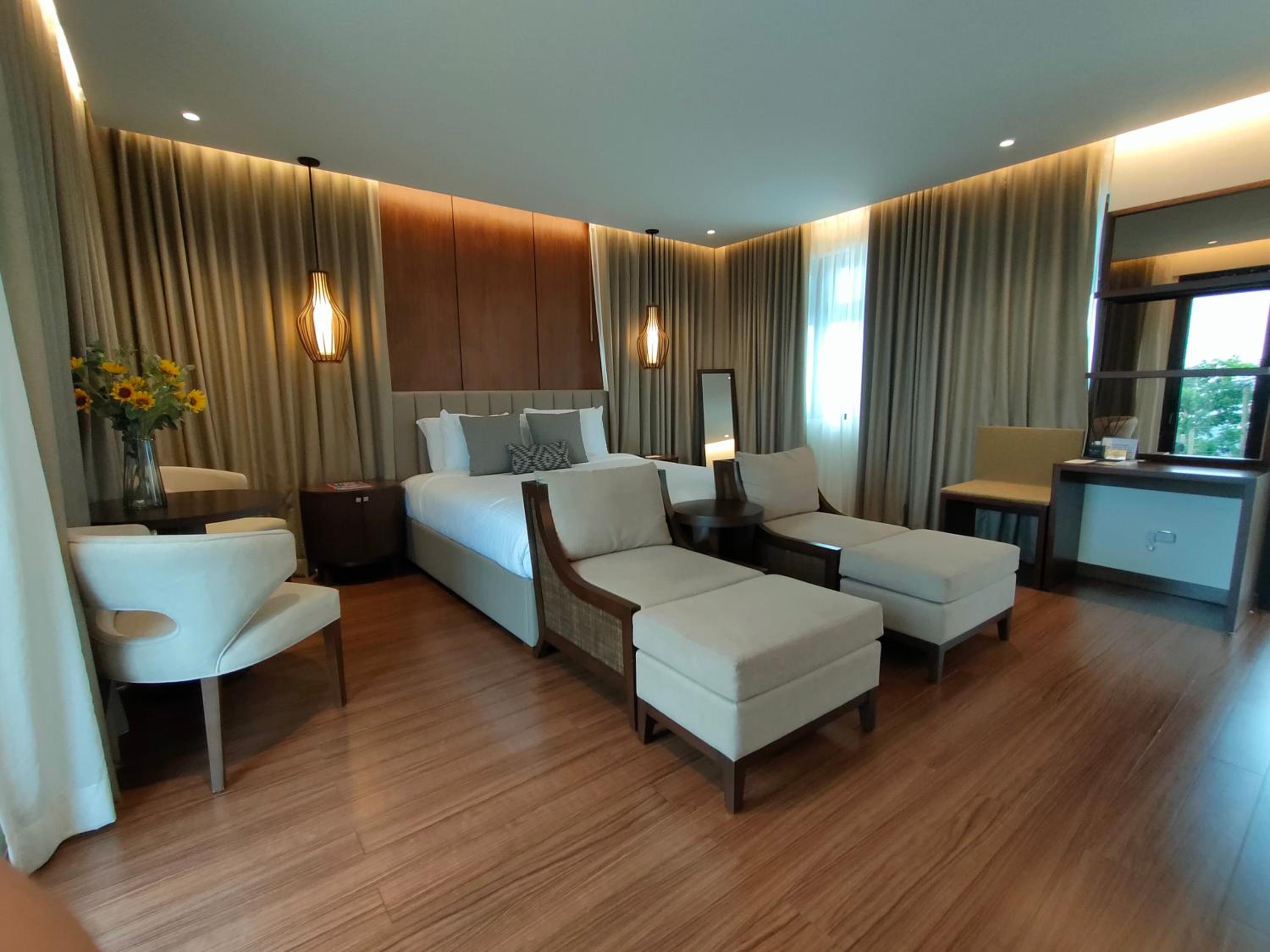 King Suite with Balcony - Photo 4