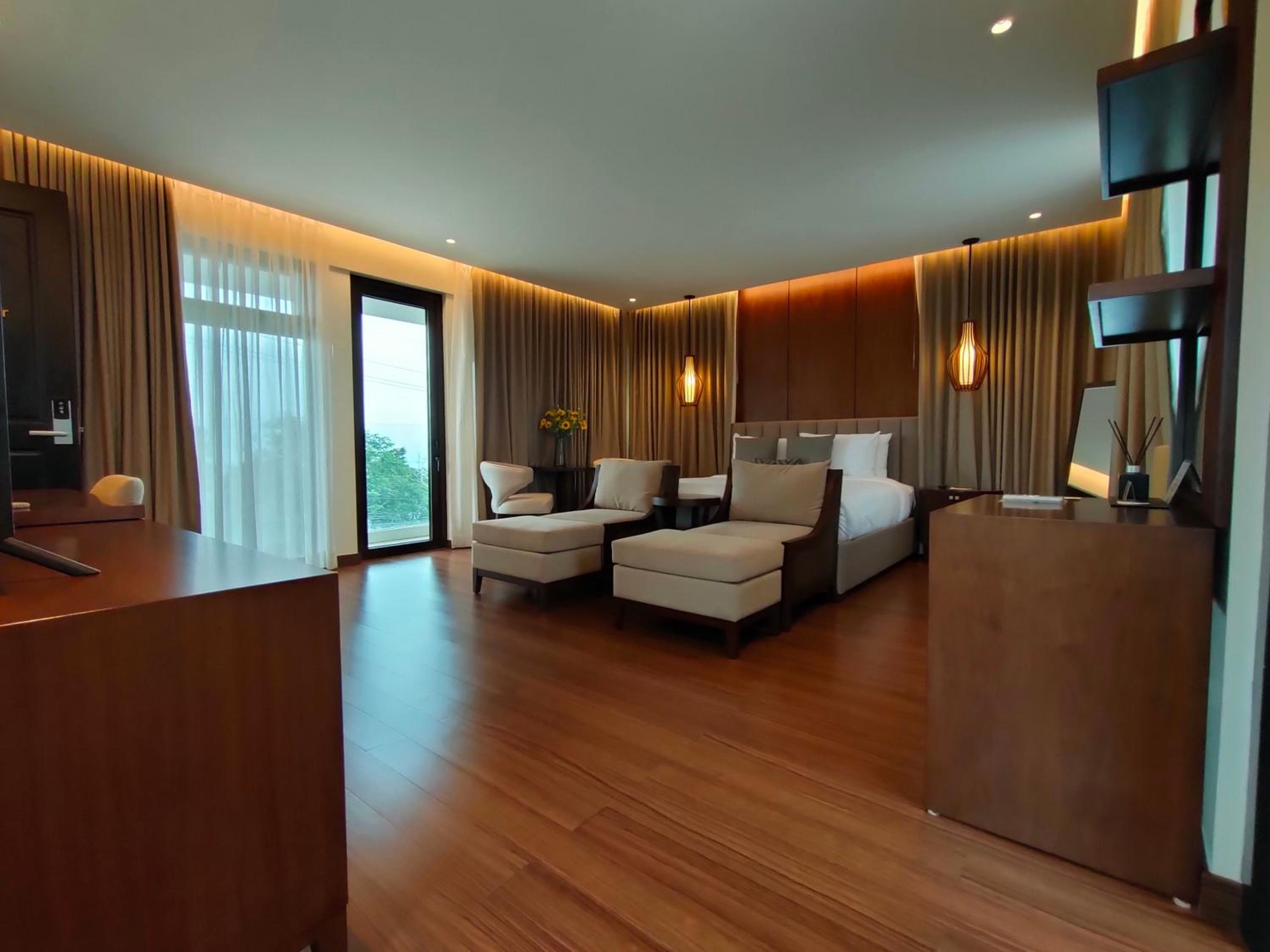 King Suite with Balcony - Photo 5