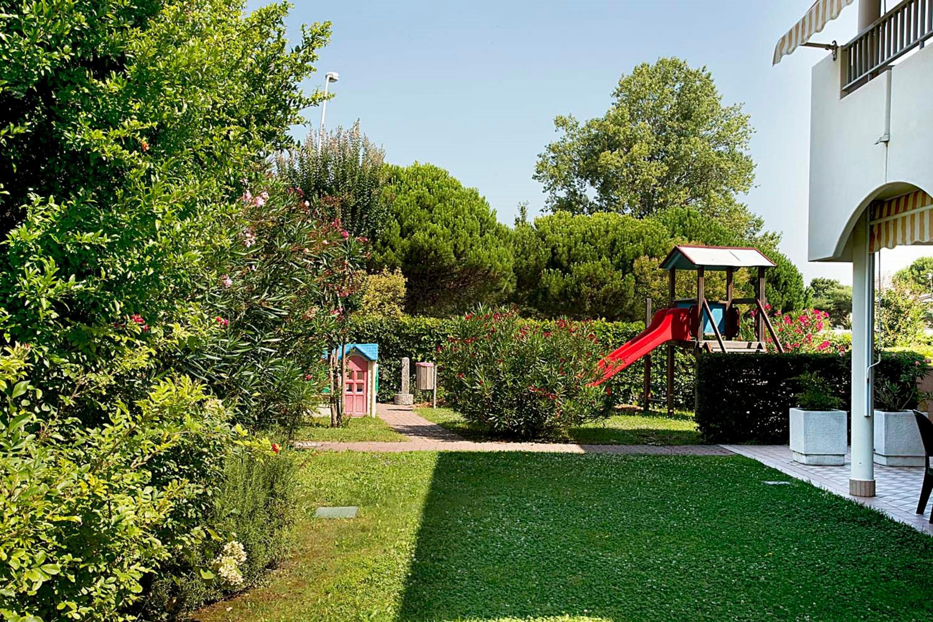 Two-Bedroom Apartment with Garden photo 2