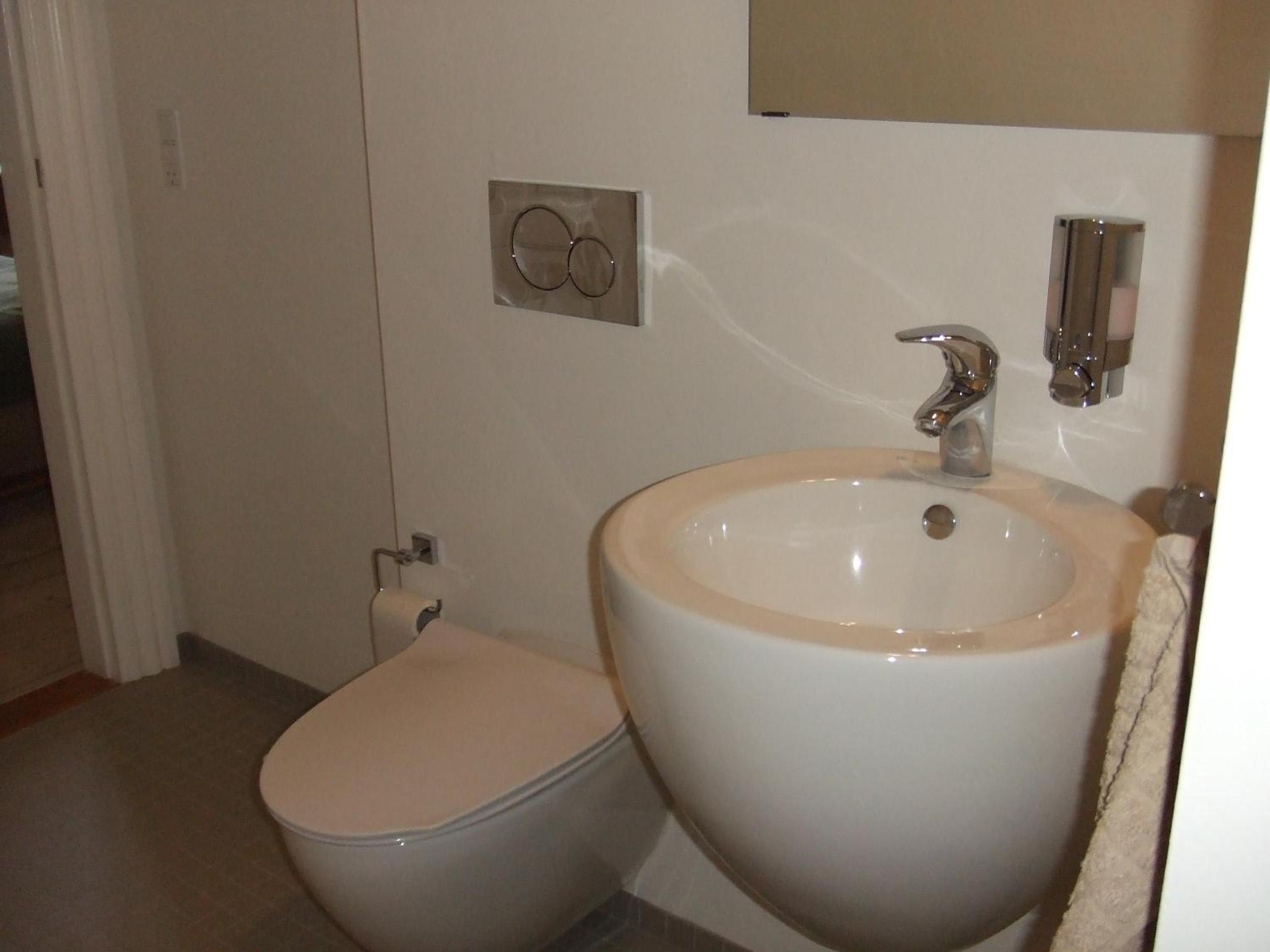 Double or Twin Room with Private Bathroom - Photo 9