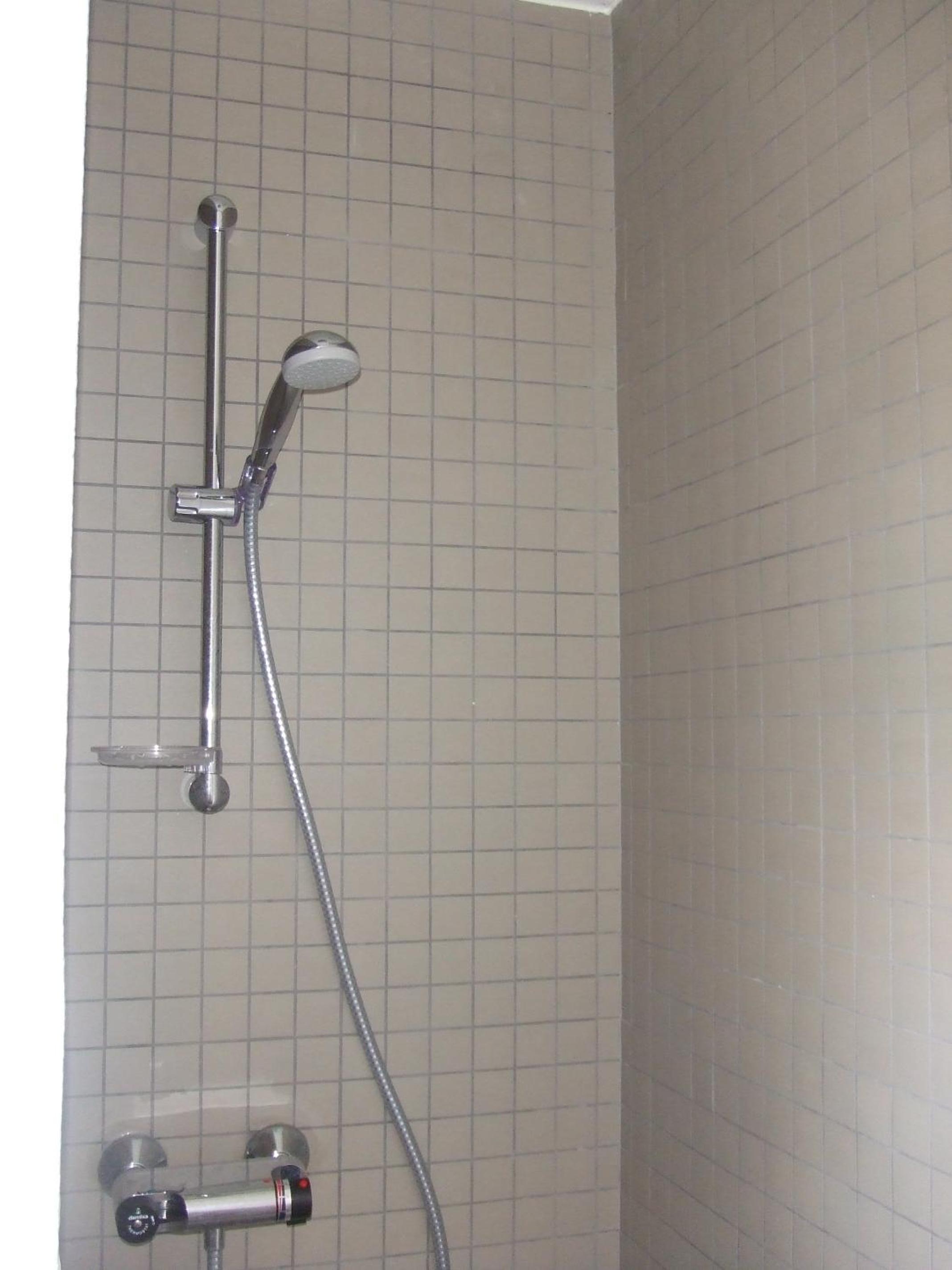 Double or Twin Room with Private Bathroom - Photo 8