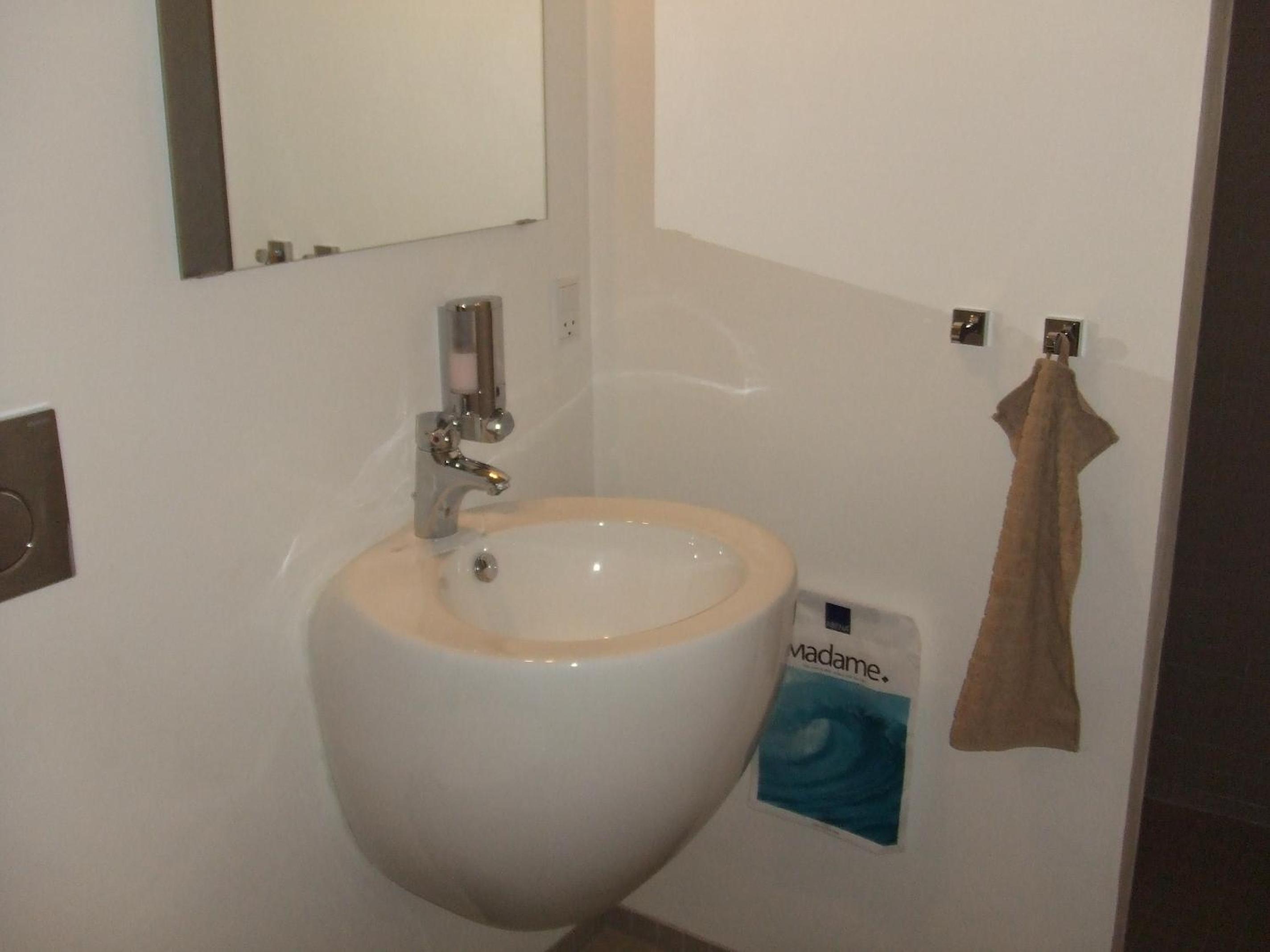 Double or Twin Room with Private Bathroom - Photo 6