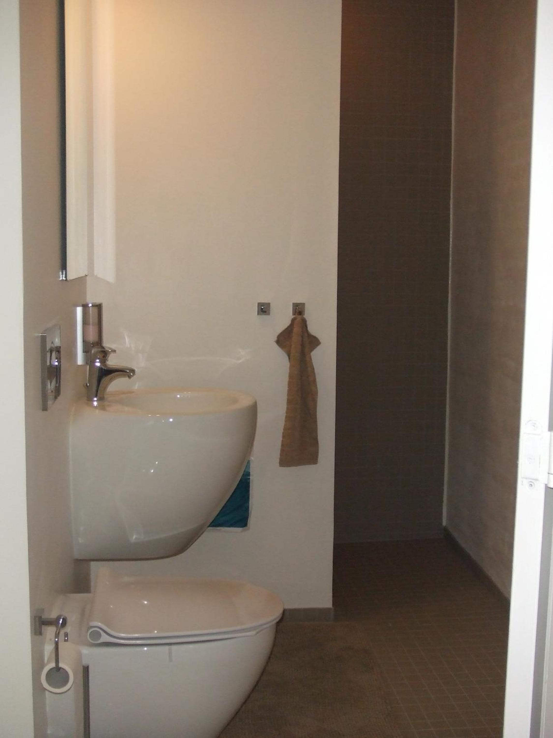 Double or Twin Room with Private Bathroom - Photo 2