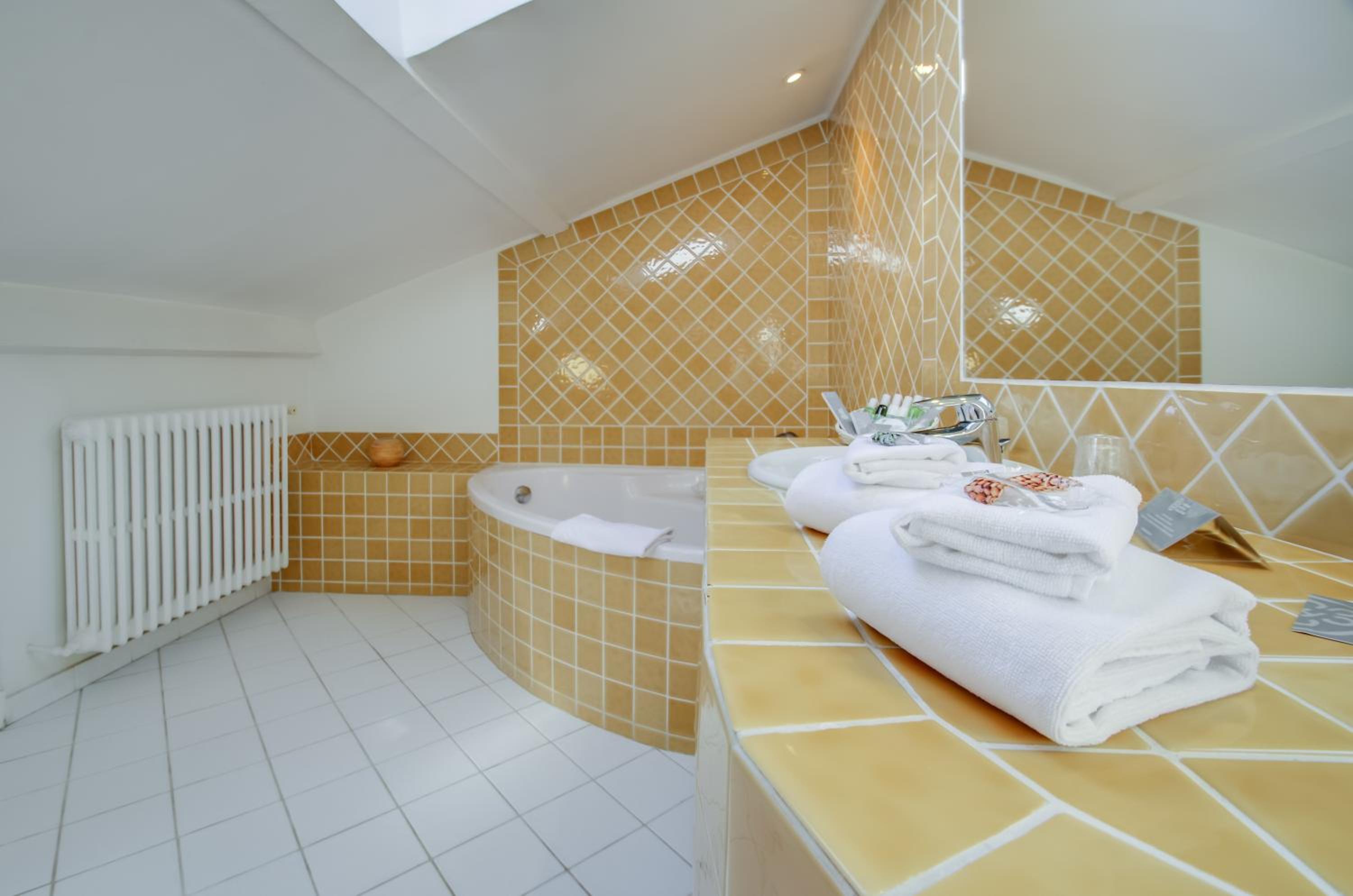 Deluxe Suite with Terrace and Sea View  - Photo 2