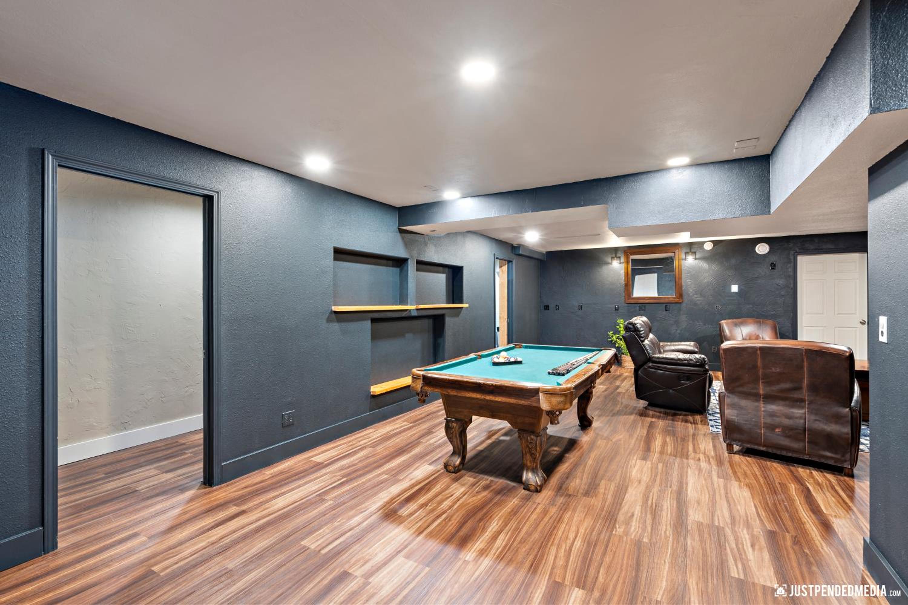 Five-Bedroom House photo 3