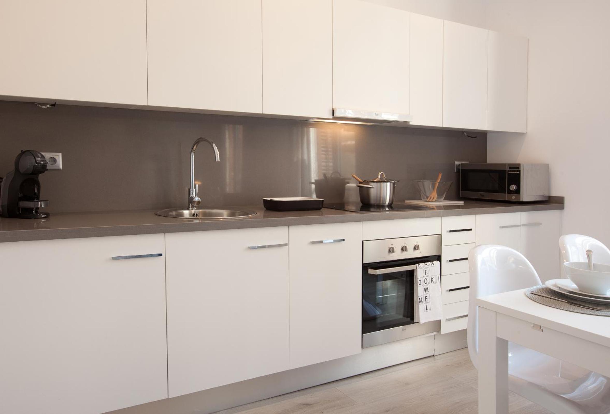 Two-Bedroom Apartment with Balcony - White photo 3