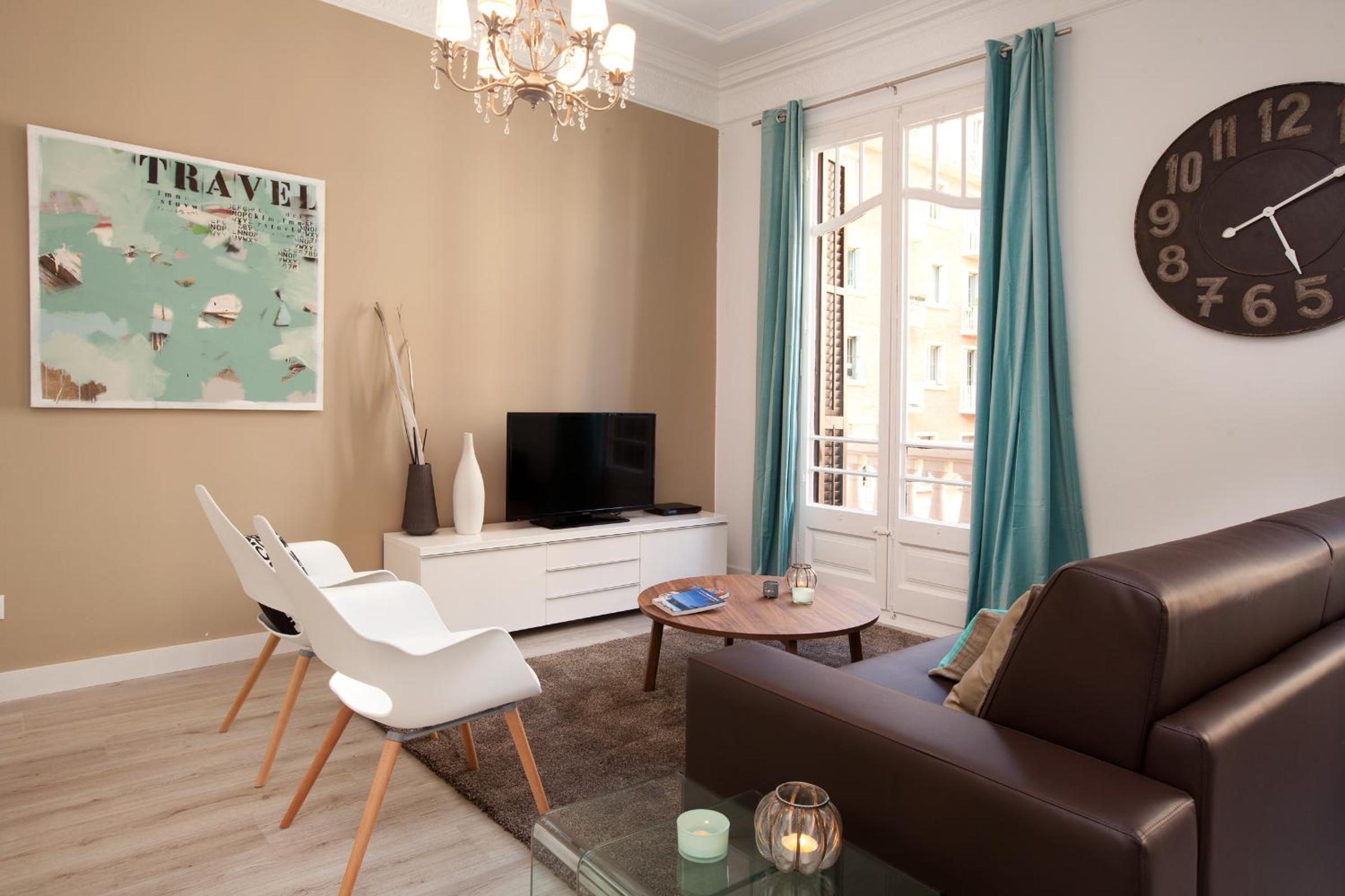 Two-Bedroom Apartment with Balcony - Green photo 3