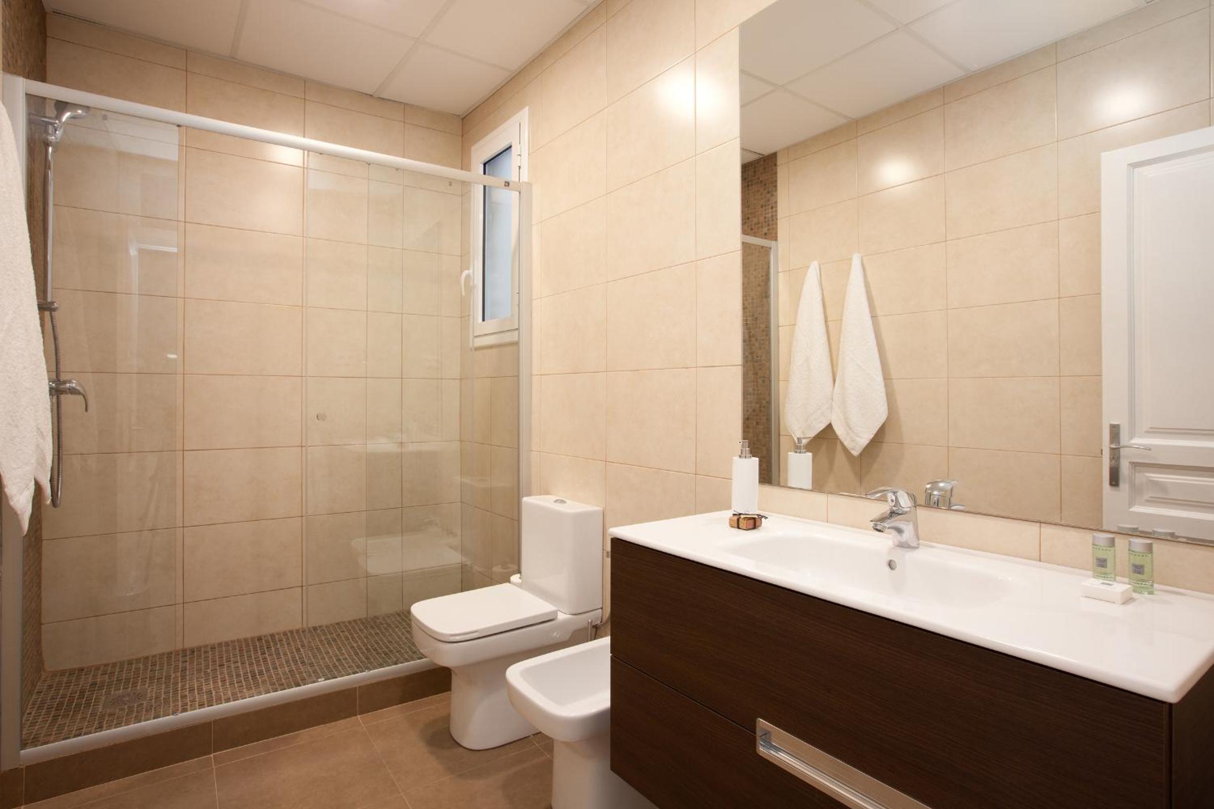 Two-Bedroom Apartment with Balcony - Green photo 2