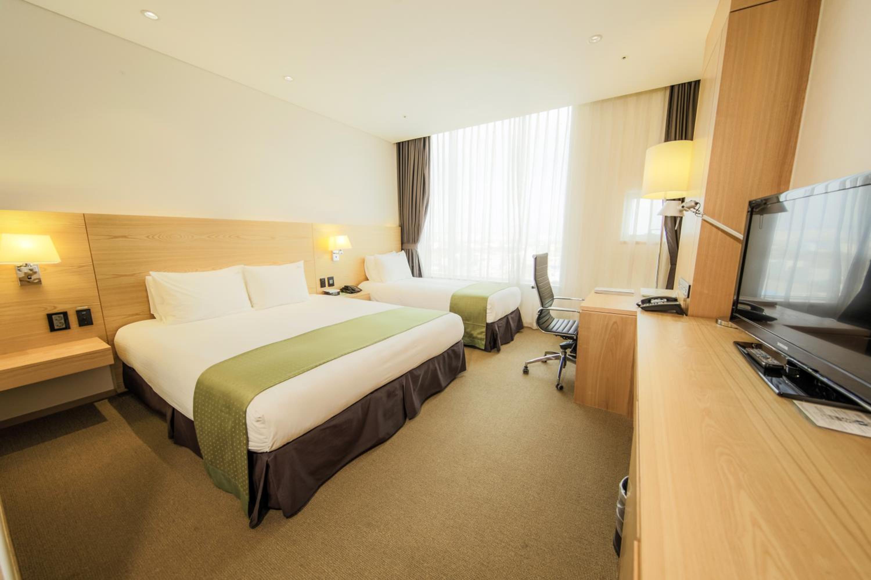 Premium Room with One King and One Single Bed photo 1