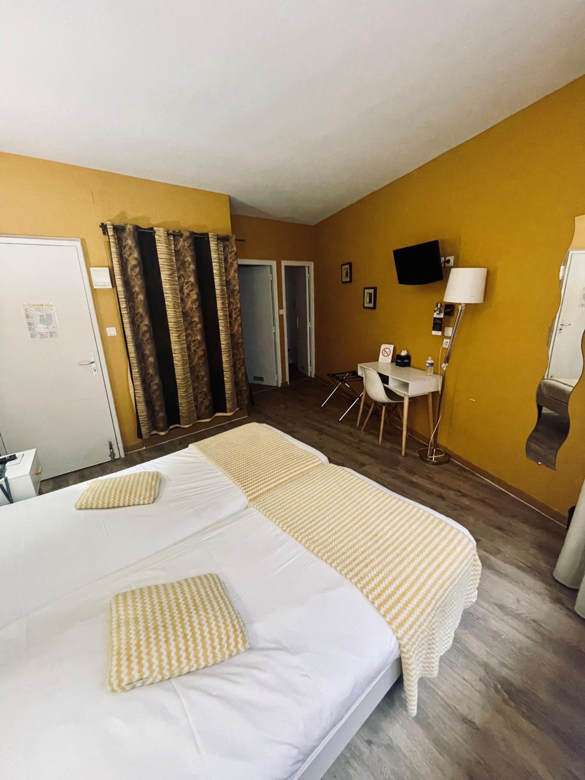 Twin Room - Photo 1